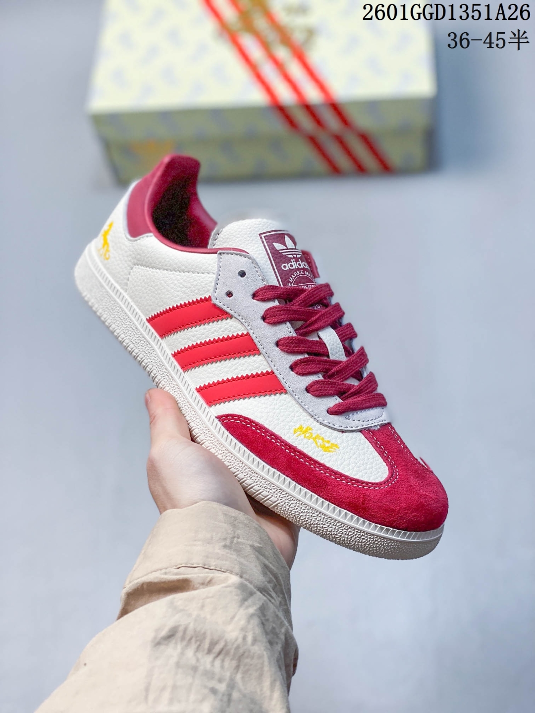 💰240
马年新款海外定制限量发售 Adidas Originals SAMBA OG“马年联名限定-蓝白条纹”蓝白条纹暗藏奔马暗纹,鞋侧 “2026” 标识 + 鞋头迷你奔马印花,米白荔枝纹皮革搭配雾霾蓝翻毛皮,藏蓝条纹点缀鞋身,既是街头复古单品,也是新年氛围感利器。
货号:JJ2614
Size:36 36.5 37.5 38 38.5 39 40 40.5 41 42 42.5 43 44 44.5 45
01GGD1351A26