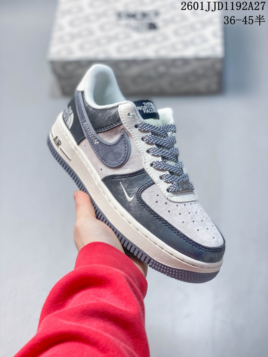 特价💰130
海外限量发售！公司级NIke Air Force 1 '07 Low “北面联名--夹克黑”空军一号 低帮 运动鞋 休闲鞋 折边针车 工艺难度大 原楦头原纸板 原装鞋盒 定制五金配件 内置全掌气垫 原厂鞋底 
货号：DM6688-004
Size：36 36.5 37.5 38 38.5 39 40 40.5 41 42 42.5 43 44 44.5 45
01JJD1192A27