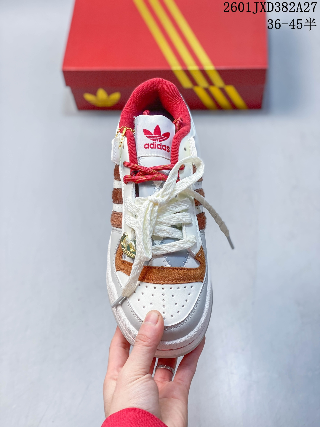 放店💰130
【马年限定】ADIDAS 阿迪达斯罗马系列 FORUM 84 LOW SHOES 饰有摩登细节的Forum 经典板鞋运动鞋休闲篮球运动鞋。当adidas Forum篮球鞋初次登上球场时，未来的影响力无从知晓，但世人很快便开始领略它的风采。自1984年起，Forum致力于在篮球场外不断改变游戏规则，触及文化疆域的诸多角落。这款adidas Forum 84 Low经典鞋，采用经典低帮设计、撞色设计，致敬经典款式。皮革＋织物鞋面，穿着舒适。• 系带设计• 常规版型• 牛皮革鞋面• 合成衬里• 橡胶外底。
货号：KJ8751 
尺码：36-45半
01JXD382A27