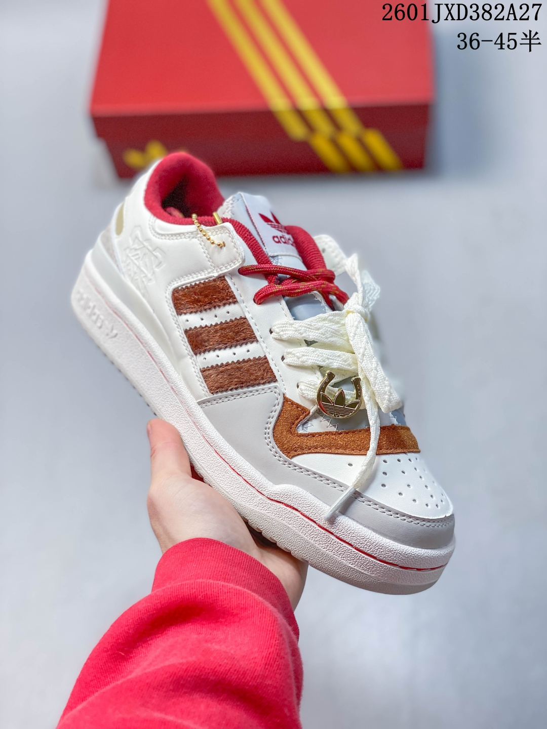 放店💰130
【马年限定】ADIDAS 阿迪达斯罗马系列 FORUM 84 LOW SHOES 饰有摩登细节的Forum 经典板鞋运动鞋休闲篮球运动鞋。当adidas Forum篮球鞋初次登上球场时,未来的影响力无从知晓,但世人很快便开始领略它的风采。自1984年起,Forum致力于在篮球场外不断改变游戏规则,触及文化疆域的诸多角落。这款adidas Forum 84 Low经典鞋,采用经典低帮设计、撞色设计,致敬经典款式。皮革+织物鞋面,穿着舒适。• 系带设计• 常规版型• 牛皮革鞋面• 合成衬里• 橡胶外底。
货号:KJ8751
尺码:36-45半
01JXD382A27
