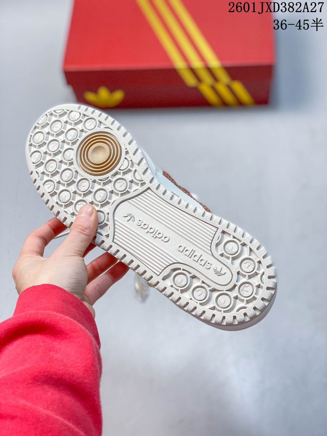 放店💰130
【马年限定】ADIDAS 阿迪达斯罗马系列 FORUM 84 LOW SHOES 饰有摩登细节的Forum 经典板鞋运动鞋休闲篮球运动鞋。当adidas Forum篮球鞋初次登上球场时，未来的影响力无从知晓，但世人很快便开始领略它的风采。自1984年起，Forum致力于在篮球场外不断改变游戏规则，触及文化疆域的诸多角落。这款adidas Forum 84 Low经典鞋，采用经典低帮设计、撞色设计，致敬经典款式。皮革＋织物鞋面，穿着舒适。• 系带设计• 常规版型• 牛皮革鞋面• 合成衬里• 橡胶外底。
货号：KJ8751 
尺码：36-45半
01JXD382A27