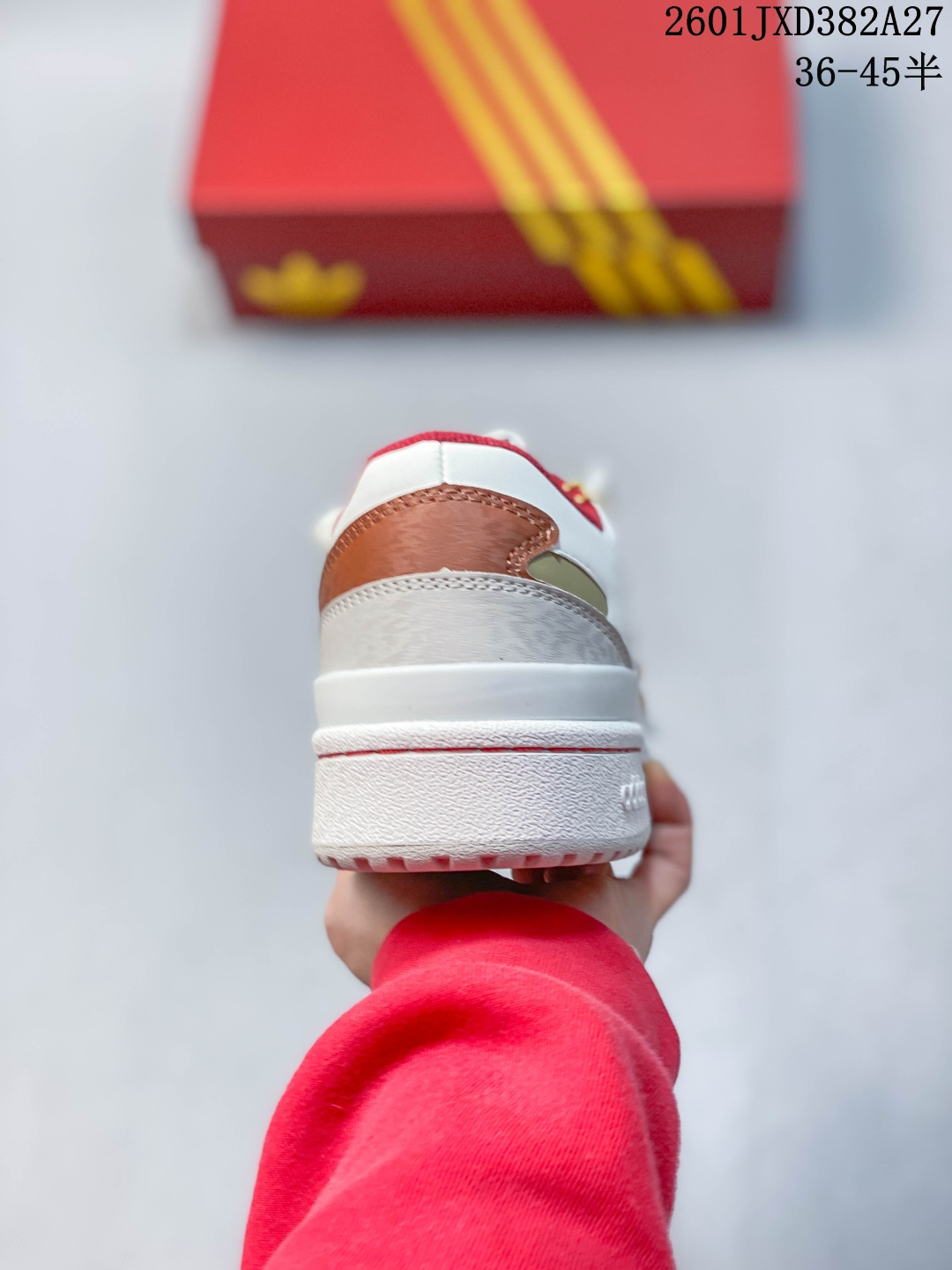 放店💰130
【马年限定】ADIDAS 阿迪达斯罗马系列 FORUM 84 LOW SHOES 饰有摩登细节的Forum 经典板鞋运动鞋休闲篮球运动鞋。当adidas Forum篮球鞋初次登上球场时，未来的影响力无从知晓，但世人很快便开始领略它的风采。自1984年起，Forum致力于在篮球场外不断改变游戏规则，触及文化疆域的诸多角落。这款adidas Forum 84 Low经典鞋，采用经典低帮设计、撞色设计，致敬经典款式。皮革＋织物鞋面，穿着舒适。• 系带设计• 常规版型• 牛皮革鞋面• 合成衬里• 橡胶外底。
货号：KJ8751 
尺码：36-45半
01JXD382A27