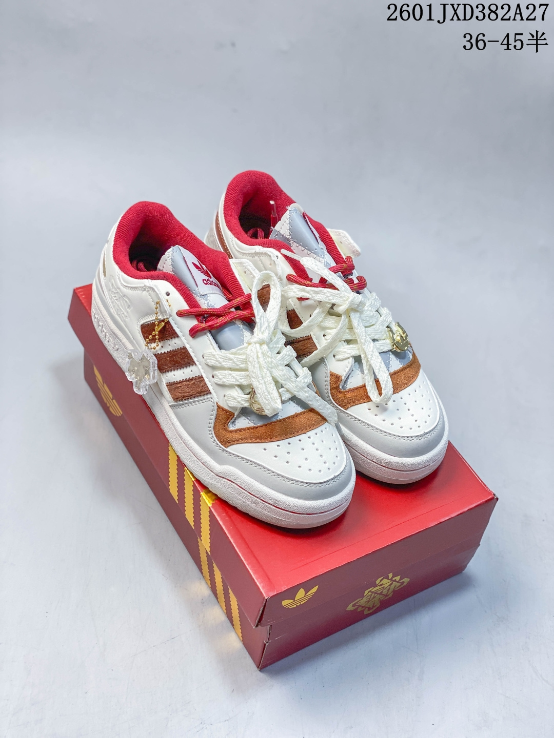 放店💰130
【马年限定】ADIDAS 阿迪达斯罗马系列 FORUM 84 LOW SHOES 饰有摩登细节的Forum 经典板鞋运动鞋休闲篮球运动鞋。当adidas Forum篮球鞋初次登上球场时，未来的影响力无从知晓，但世人很快便开始领略它的风采。自1984年起，Forum致力于在篮球场外不断改变游戏规则，触及文化疆域的诸多角落。这款adidas Forum 84 Low经典鞋，采用经典低帮设计、撞色设计，致敬经典款式。皮革＋织物鞋面，穿着舒适。• 系带设计• 常规版型• 牛皮革鞋面• 合成衬里• 橡胶外底。
货号：KJ8751 
尺码：36-45半
01JXD382A27