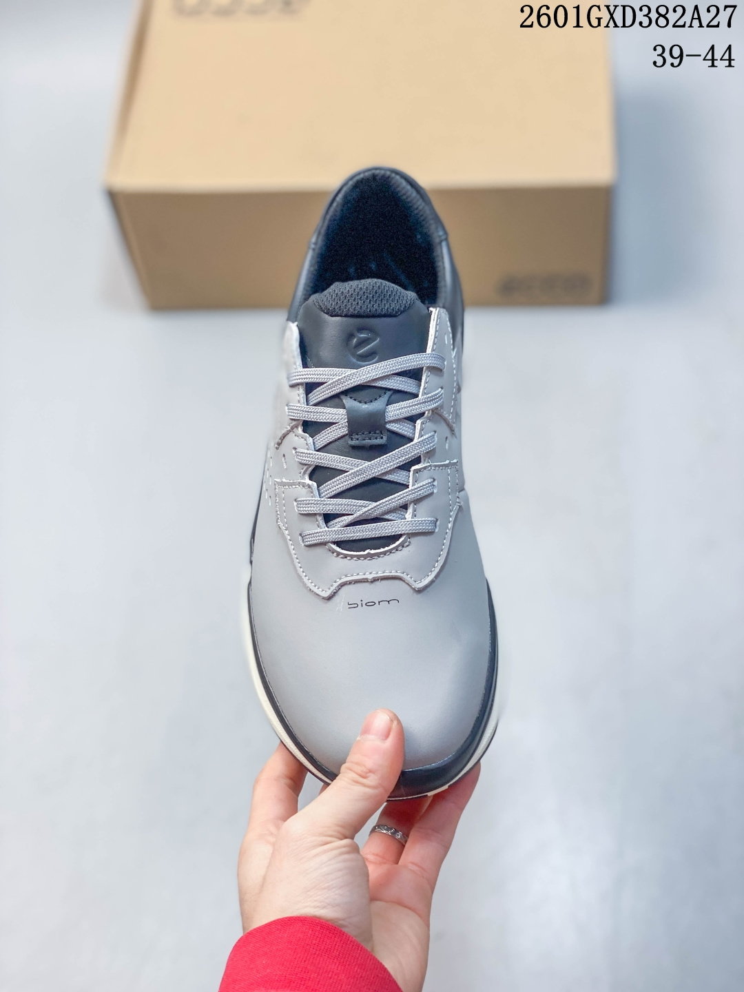 放店💰220
ECCO爱步男士休闲运动鞋 
缓震透气跑步鞋 BIOM系列新款 
柔软超轻的中底 提供出色的能量回弹和缓震体验 长效缓震的BIOM自然律动科技鞋楦 
符合人体工学 带来裸足运动体验 牛皮鞋面
纹理自然 柔韧耐穿 直接注塑工艺连接鞋面与鞋底 一体成型 合脚牢固耐穿 橡胶外底 
适应多种地形 防滑耐磨 强劲抓地 
适跑畅练 城市运动鞋 
官方货号: 8036643732
尺码：39 40 41 42 43 44
01GXD382A27