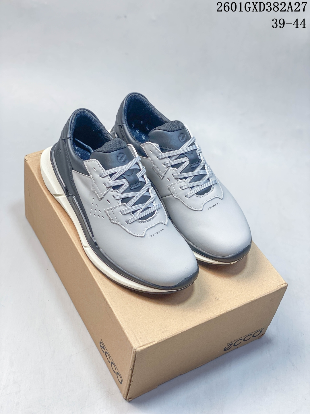 放店💰220
ECCO爱步男士休闲运动鞋 
缓震透气跑步鞋 BIOM系列新款 
柔软超轻的中底 提供出色的能量回弹和缓震体验 长效缓震的BIOM自然律动科技鞋楦 
符合人体工学 带来裸足运动体验 牛皮鞋面
纹理自然 柔韧耐穿 直接注塑工艺连接鞋面与鞋底 一体成型 合脚牢固耐穿 橡胶外底 
适应多种地形 防滑耐磨 强劲抓地 
适跑畅练 城市运动鞋 
官方货号: 8036643732
尺码：39 40 41 42 43 44
01GXD382A27