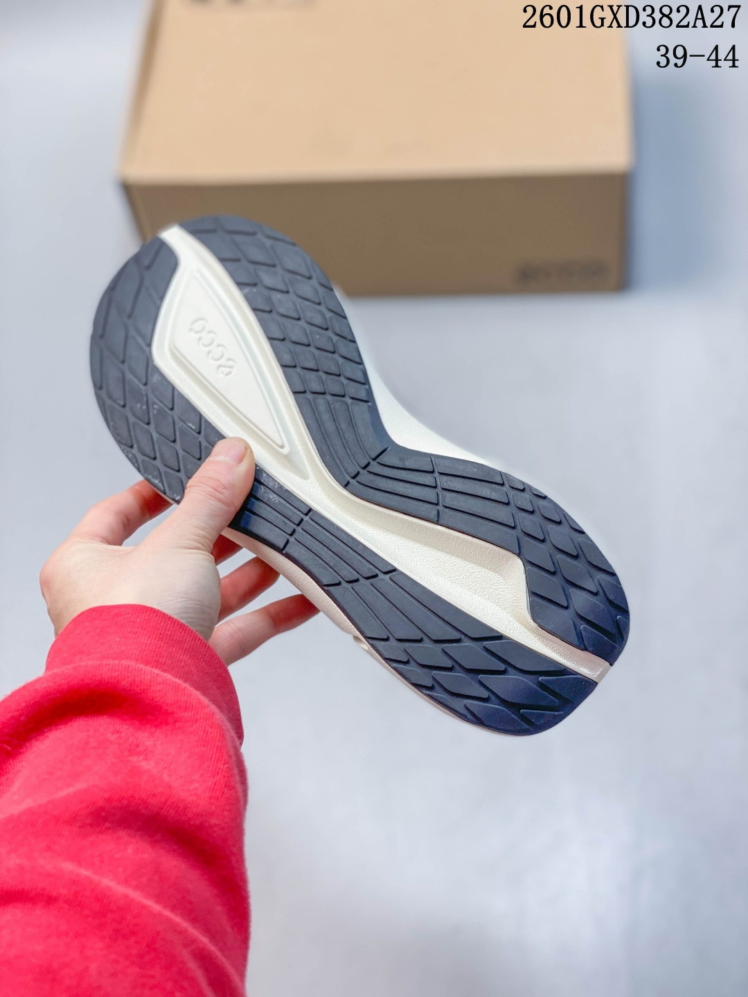 放店💰220
ECCO爱步男士休闲运动鞋 
缓震透气跑步鞋 BIOM系列新款 
柔软超轻的中底 提供出色的能量回弹和缓震体验 长效缓震的BIOM自然律动科技鞋楦 
符合人体工学 带来裸足运动体验 牛皮鞋面
纹理自然 柔韧耐穿 直接注塑工艺连接鞋面与鞋底 一体成型 合脚牢固耐穿 橡胶外底 
适应多种地形 防滑耐磨 强劲抓地 
适跑畅练 城市运动鞋 
官方货号: 8036643732
尺码：39 40 41 42 43 44
01GXD382A27