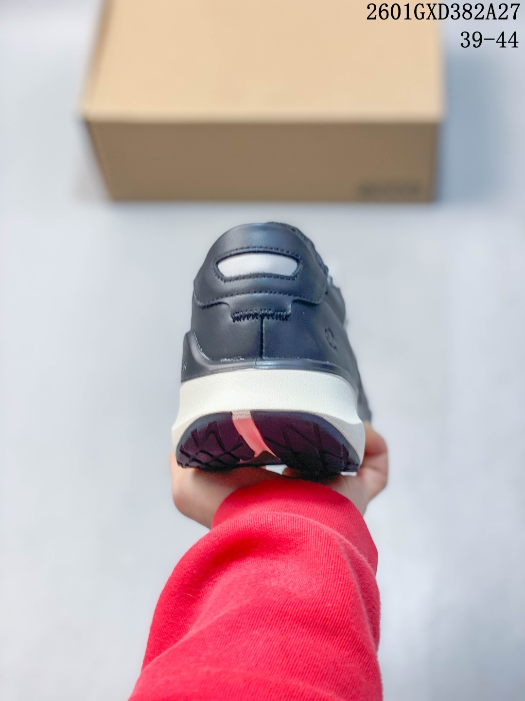 放店💰220
ECCO爱步男士休闲运动鞋 
缓震透气跑步鞋 BIOM系列新款 
柔软超轻的中底 提供出色的能量回弹和缓震体验 长效缓震的BIOM自然律动科技鞋楦 
符合人体工学 带来裸足运动体验 牛皮鞋面
纹理自然 柔韧耐穿 直接注塑工艺连接鞋面与鞋底 一体成型 合脚牢固耐穿 橡胶外底 
适应多种地形 防滑耐磨 强劲抓地 
适跑畅练 城市运动鞋 
官方货号: 8036643732
尺码：39 40 41 42 43 44
01GXD382A27