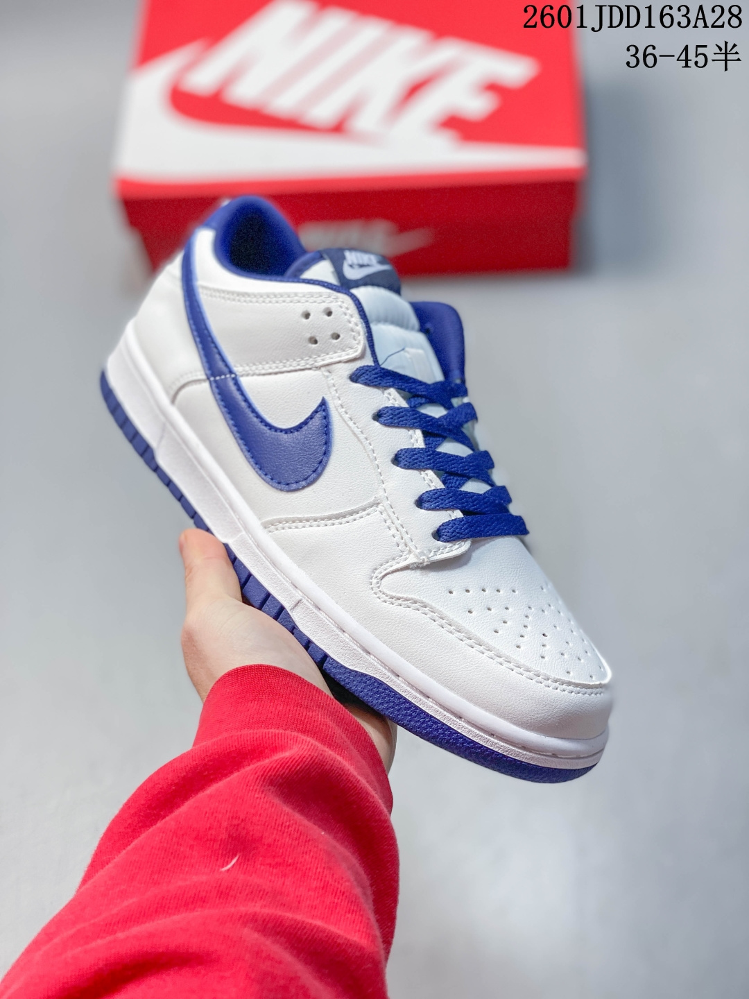 💰120
耐克 Nike Dunk Low Retro 运动鞋复古板鞋 2026年新款 作为 80 年代经典篮球鞋款，起初专为硬木球场打造，后来成为席卷街头的时尚标杆，现以经典细节和复古篮球风范再次归来。皮革与合成材质组合鞋面，经久耐穿，柔软非凡。泡绵中底，缔造轻盈回弹的缓震效果，橡胶外底搭配圆形支点设计，铸就非凡抓地力，尽显经典风范。从篮板到滑板，Nike Dunk 的影响力毋庸置疑。尽管 1985 年以篮球鞋形式亮相，但其平整而具有抓附力的鞋底闯入了滑板运动员的视野，堪称滑板鞋的理想之选。几十年来，Dunk 不断直击全球各地滑板手的灵魂，推出不计其数的配色方案，追求创造力和功能性兼得的理想境界，彰显亚文化风采。
01JDD163A28
