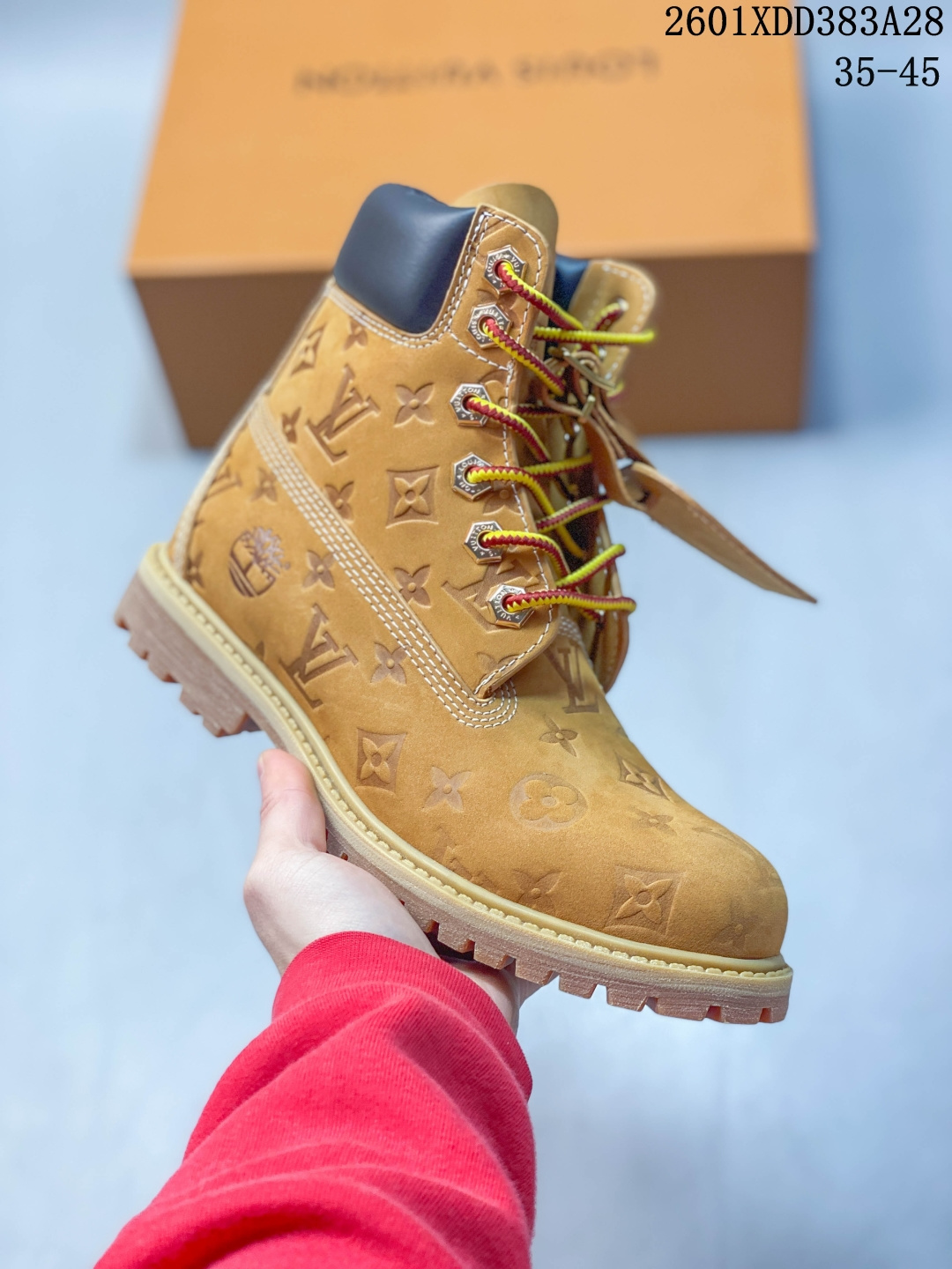 💰420
Lv x Timberland Lv联名添柏岚大黄靴 顶奢流量品牌与时代经典的结合之作 巴黎时装首秀w
菲董亲自曝光 国内大咖 王鹤棣 王嘉尔 林俊杰 周杰伦早以上脚 
LV x Timberland 鞋面取材Monogram老花压纹磨砂面牛皮革（原版鞋面不带防水效果，大货出货第一批也不带防水效果 后续第二批会增加防水工艺‼️）原生#踢不烂的品牌精湛工艺  重塑潮流高奢工装经典Timberland 6 英寸靴型，以美式工装格调瞩目亮相 Pharrell Williams 打造的 Monogram老花格调压纹工艺 属实24年潮流巅峰大作 全网正确版本首批出货‼️‼️ 过多细节描述 后续原版对比图一一展现。
Size： 35-45
01XDD383A28