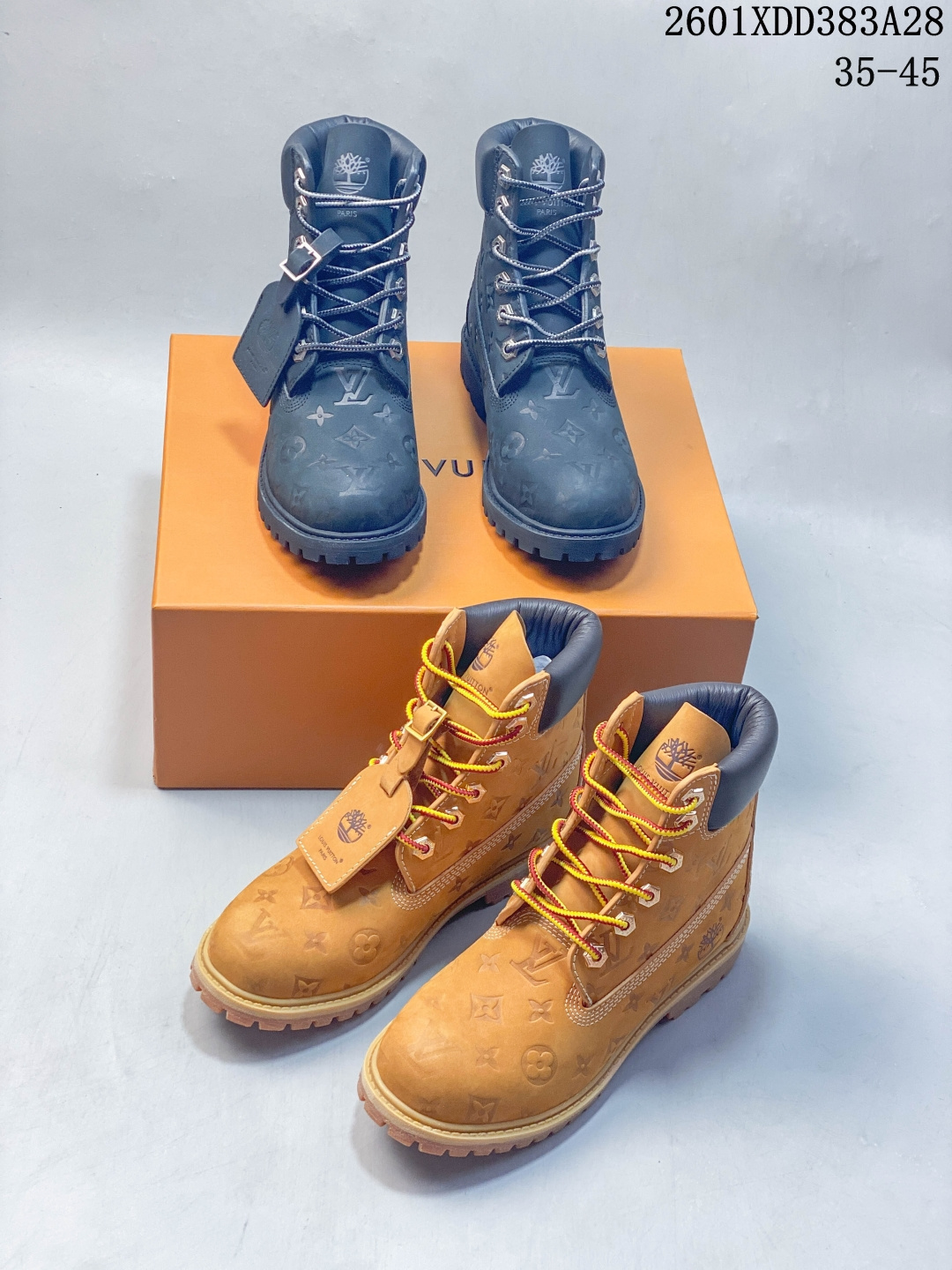 🈴💰420
Lv x Timberland Lv联名添柏岚大黄靴 顶奢流量品牌与时代经典的结合之作 巴黎时装首秀w
菲董亲自曝光 国内大咖 王鹤棣 王嘉尔 林俊杰 周杰伦早以上脚 
LV x Timberland 鞋面取材Monogram老花压纹磨砂面牛皮革（原版鞋面不带防水效果，大货出货第一批也不带防水效果 后续第二批会增加防水工艺‼️）原生#踢不烂的品牌精湛工艺  重塑潮流高奢工装经典Timberland 6 英寸靴型，以美式工装格调瞩目亮相 Pharrell Williams 打造的 Monogram老花格调压纹工艺 属实24年潮流巅峰大作 全网正确版本首批出货‼️‼️ 过多细节描述 后续原版对比图一一展现。
Size： 35-45
01XDD383A28
