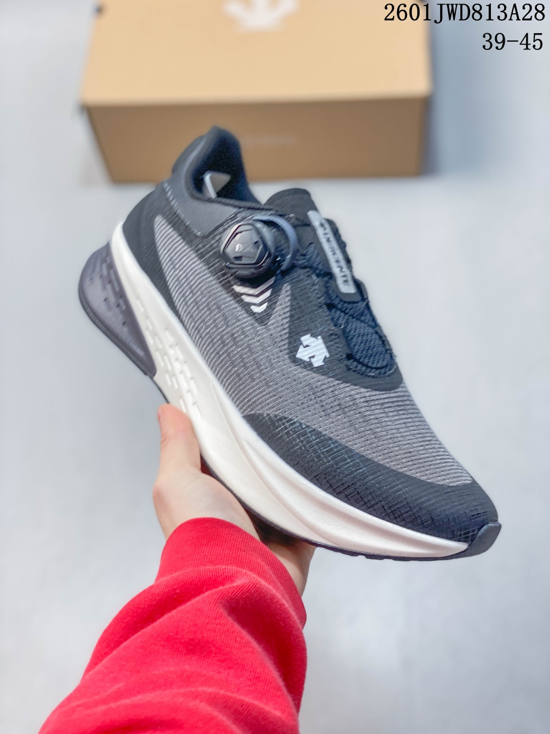 💰180
 L/DESCENTE迪桑特轻盈缓震透气鞋面时尚休闲运动男子越野跑鞋 官方同步上架适合技术路线单日徒步穿着 aeriosflgtx鞋受到长途野外跑步鞋的启发 适合在变化的地形上进行快速轻快的徒步旅行穿着，舒适而有支撑性，使您充满信心。该设计与脚部融为一体，可最大限度地减少摩擦，gore-tex保护膜可防水，采用gore隐形适体(invisiblefit)技术，更轻薄舒适。敏捷、稳定和技术路线上的自信源于vibram® megagrip外底、压缩eva内底以及一体的tpu。重量约:275g技术特点防水透气轻量耐磨鞋子鞋外底结构vibram®megagripM橡胶化合材料耐用柔软鞋子结构tpu鞋头可防磨损压缩eva泡沫内底以及一体的tpu铁芯提高了灵活性和稳定性，使您充满信心鞋子衬垫结构4mm厚or模制插片材料gore-tex薄膜tpu高耐磨保护膜cordura®网眼布 尺码: 39-44
01JWD813A28