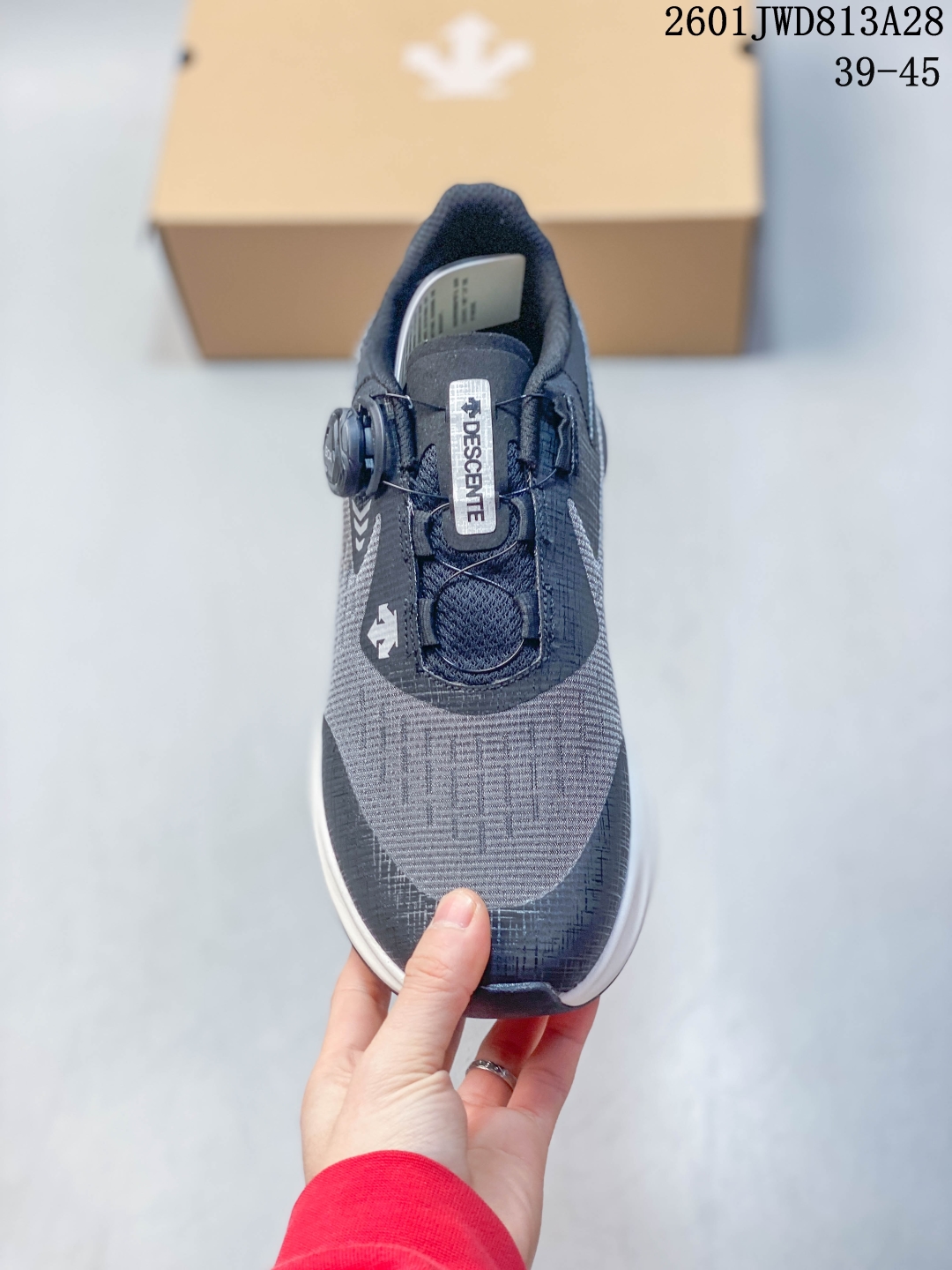 💰180
L/DESCENTE迪桑特轻盈缓震透气鞋面时尚休闲运动男子越野跑鞋 官方同步上架适合技术路线单日徒步穿着 aeriosflgtx鞋受到长途野外跑步鞋的启发 适合在变化的地形上进行快速轻快的徒步旅行穿着,舒适而有支撑性,使您充满信心。该设计与脚部融为一体,可最大限度地减少摩擦,gore-tex保护膜可防水,采用gore隐形适体(invisiblefit)技术,更轻薄舒适。敏捷、稳定和技术路线上的自信源于vibram® megagrip外底、压缩eva内底以及一体的tpu。重量约:275g技术特点防水透气轻量耐磨鞋子鞋外底结构vibram®megagripM橡胶化合材料耐用柔软鞋子结构tpu鞋头可防磨损压缩eva泡沫内底以及一体的tpu铁芯提高了灵活性和稳定性,使您充满信心鞋子衬垫结构4mm厚or模制插片材料gore-tex薄膜tpu高耐磨保护膜cordura®网眼布 尺码: 39-44
01JWD813A28