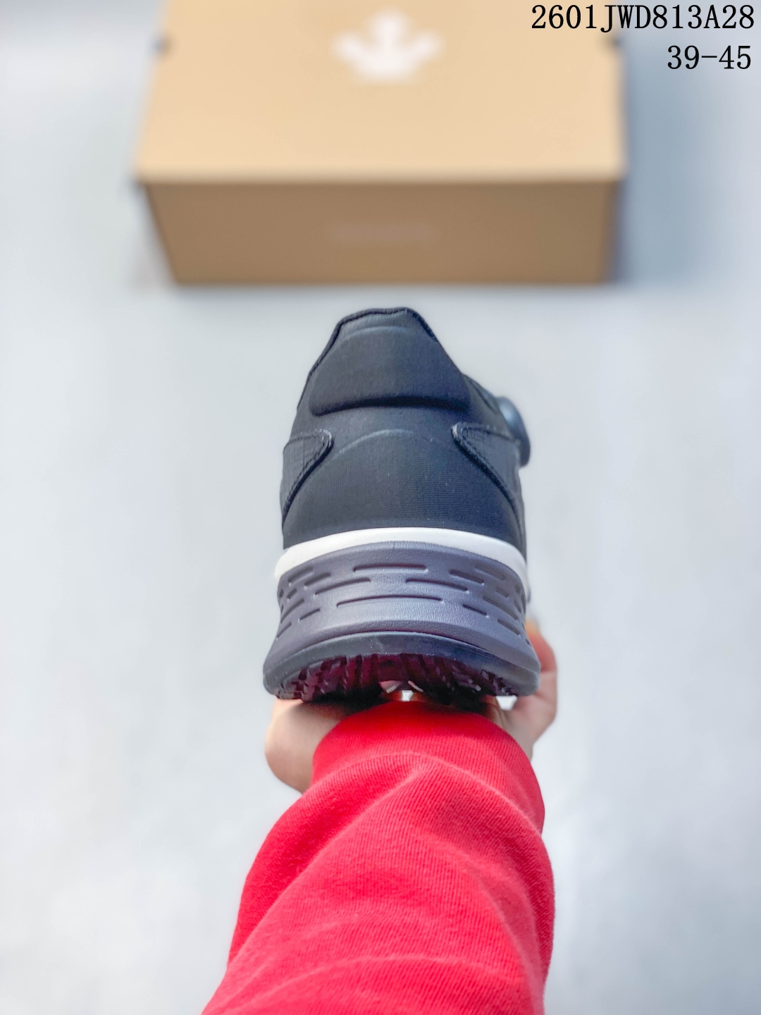 💰180
L/DESCENTE迪桑特轻盈缓震透气鞋面时尚休闲运动男子越野跑鞋 官方同步上架适合技术路线单日徒步穿着 aeriosflgtx鞋受到长途野外跑步鞋的启发 适合在变化的地形上进行快速轻快的徒步旅行穿着,舒适而有支撑性,使您充满信心。该设计与脚部融为一体,可最大限度地减少摩擦,gore-tex保护膜可防水,采用gore隐形适体(invisiblefit)技术,更轻薄舒适。敏捷、稳定和技术路线上的自信源于vibram® megagrip外底、压缩eva内底以及一体的tpu。重量约:275g技术特点防水透气轻量耐磨鞋子鞋外底结构vibram®megagripM橡胶化合材料耐用柔软鞋子结构tpu鞋头可防磨损压缩eva泡沫内底以及一体的tpu铁芯提高了灵活性和稳定性,使您充满信心鞋子衬垫结构4mm厚or模制插片材料gore-tex薄膜tpu高耐磨保护膜cordura®网眼布 尺码: 39-44
01JWD813A28