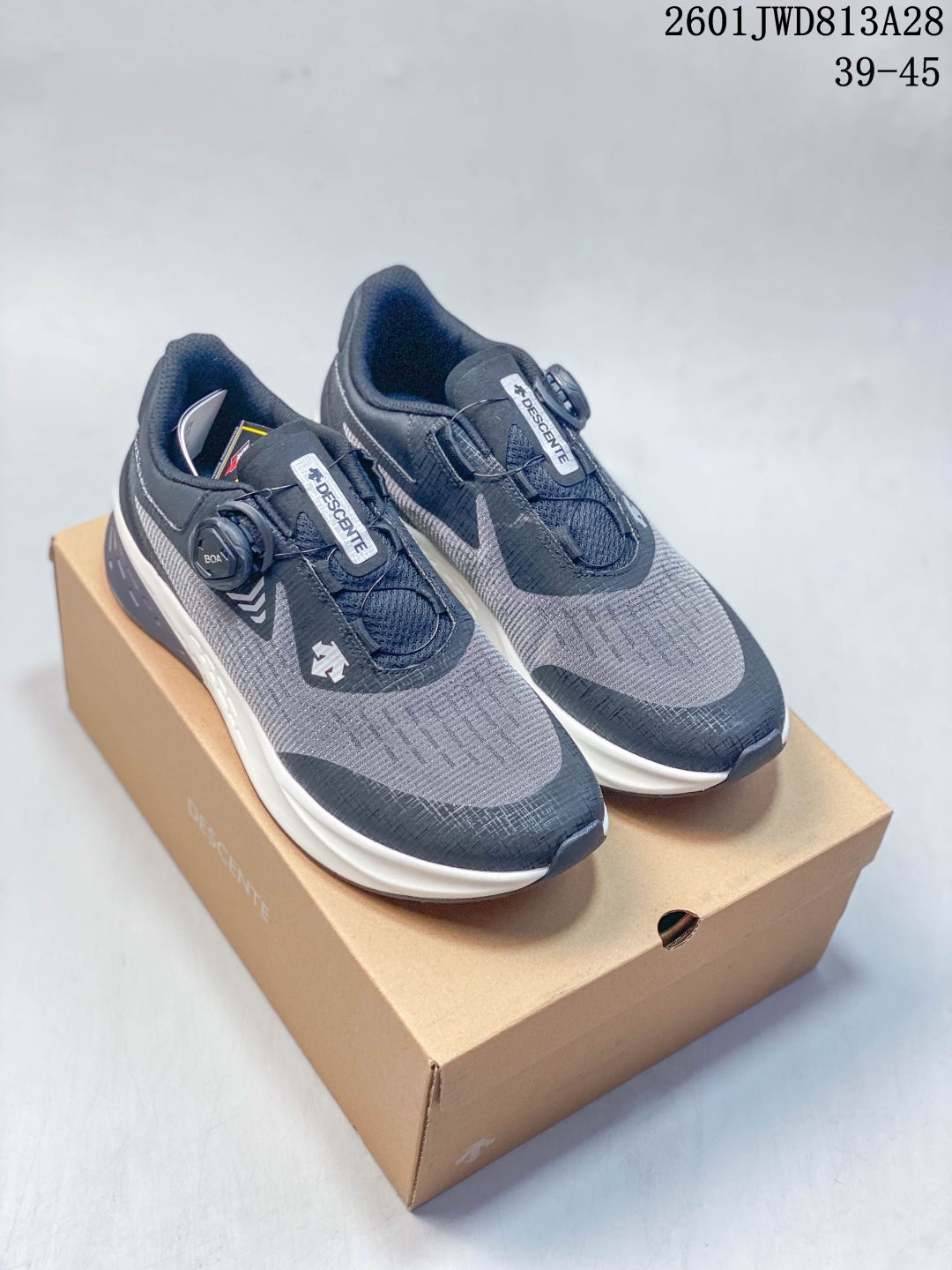 💰180
L/DESCENTE迪桑特轻盈缓震透气鞋面时尚休闲运动男子越野跑鞋 官方同步上架适合技术路线单日徒步穿着 aeriosflgtx鞋受到长途野外跑步鞋的启发 适合在变化的地形上进行快速轻快的徒步旅行穿着,舒适而有支撑性,使您充满信心。该设计与脚部融为一体,可最大限度地减少摩擦,gore-tex保护膜可防水,采用gore隐形适体(invisiblefit)技术,更轻薄舒适。敏捷、稳定和技术路线上的自信源于vibram® megagrip外底、压缩eva内底以及一体的tpu。重量约:275g技术特点防水透气轻量耐磨鞋子鞋外底结构vibram®megagripM橡胶化合材料耐用柔软鞋子结构tpu鞋头可防磨损压缩eva泡沫内底以及一体的tpu铁芯提高了灵活性和稳定性,使您充满信心鞋子衬垫结构4mm厚or模制插片材料gore-tex薄膜tpu高耐磨保护膜cordura®网眼布 尺码: 39-44
01JWD813A28