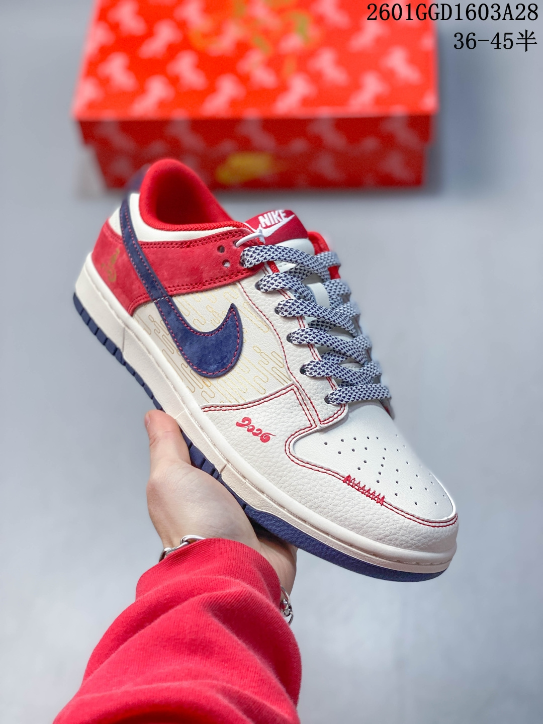 💰240                                                         复古街头奢潮！Nike Air Force 1（LV联名） 空军一号 爆款高端定制 深蓝经典老花撞上荔枝纹皮面奶白，每一寸都是奢侈与街头的双向奔赴！
采用米白与藏蓝的经典撞色，米白荔枝纹搭配深蓝色，中鞋身、鞋带均采用反光材质，视觉层次分明。鞋身侧面印有LV的经典花纹和标识，将奢侈品牌的辨识度与运动鞋型结合。
定制鞋盒 大厂纯原品质出货 超高清洁度 皮料切割干净无任何毛边 细节完美
货号：HH7518-078
Size：36 36.5 37.5 38 38.5 39 40 40.5 41 42 42.5 43 44 44.5 45
01GGD1603A28