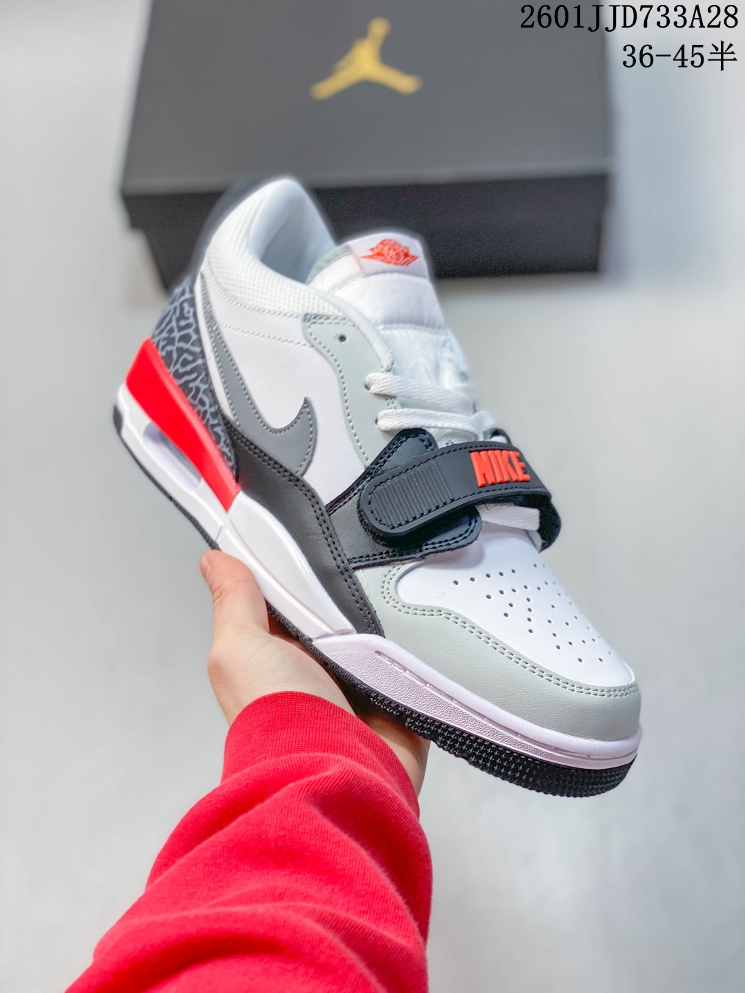 💰130
【公司级】耐克 AJ 乔丹 Air Jordan Legacy 312 低帮运动鞋 AJ312 乔312百搭篮球鞋  酷炫混搭，谁人不爱？Air Jordan Legacy 312 Low 运动鞋将 AJ1、AJ3 和 Nike Air Alpha Force 的经典设计元素巧妙糅合。采用中足固定带、爆裂纹细节等经典元素，旨在致敬迈克尔·乔丹篮球时代。结合优质皮革鞋面和 Nike Air 缓震配置，开启传奇时代。Wings 标志和整体设计借鉴自 AJ1，爆裂纹旨在向 AJ3 致敬，中足固定带设计汲取自 Nike Air Alpha Force，提供出色支撑力，后跟搭载可视 Nike Air 缓震配置，塑就出众外观。
01JJD733A28