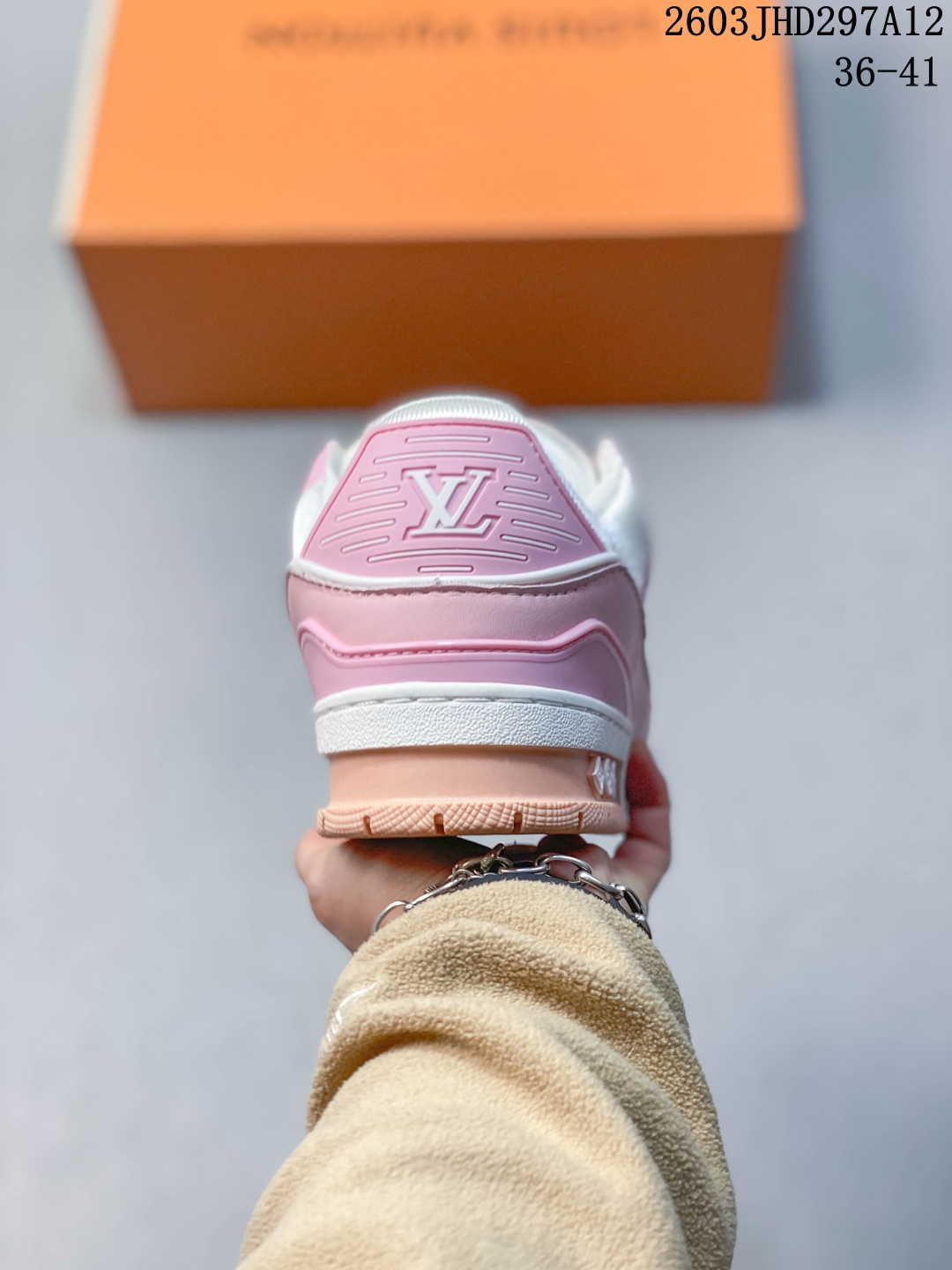 【帝王版】LV小胖丁 路易威登 Louis Vuitton LV路易威登板鞋 时尚运动鞋潮厚底增高男女鞋.舒适防滑底和百搭性霸屏整个时尚娱乐圈,细节调整完美主义!采用柔软皮革帆布拼接鞋面,独家开模大底, 侧边采用3D打印标志性Logo 尽显贵族时尚气息,配带正品全套包装.全新LV路易威登Louis vuitton Trainer Sneaker Low 休闲运动文化百搭板鞋. 类型:男女鞋 JHD297A12