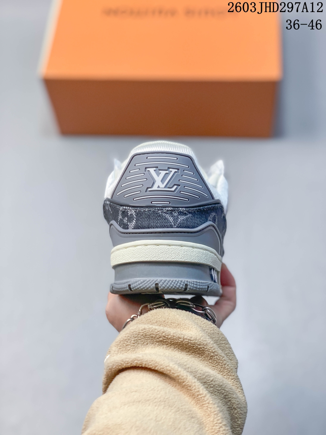 【帝王版】LV小胖丁 路易威登 Louis Vuitton LV路易威登板鞋 时尚运动鞋潮厚底增高男女鞋.舒适防滑底和百搭性霸屏整个时尚娱乐圈,细节调整完美主义!采用柔软皮革帆布拼接鞋面,独家开模大底, 侧边采用3D打印标志性Logo 尽显贵族时尚气息,配带正品全套包装.全新LV路易威登Louis vuitton Trainer Sneaker Low 休闲运动文化百搭板鞋. 类型:男女鞋 JHD297A12