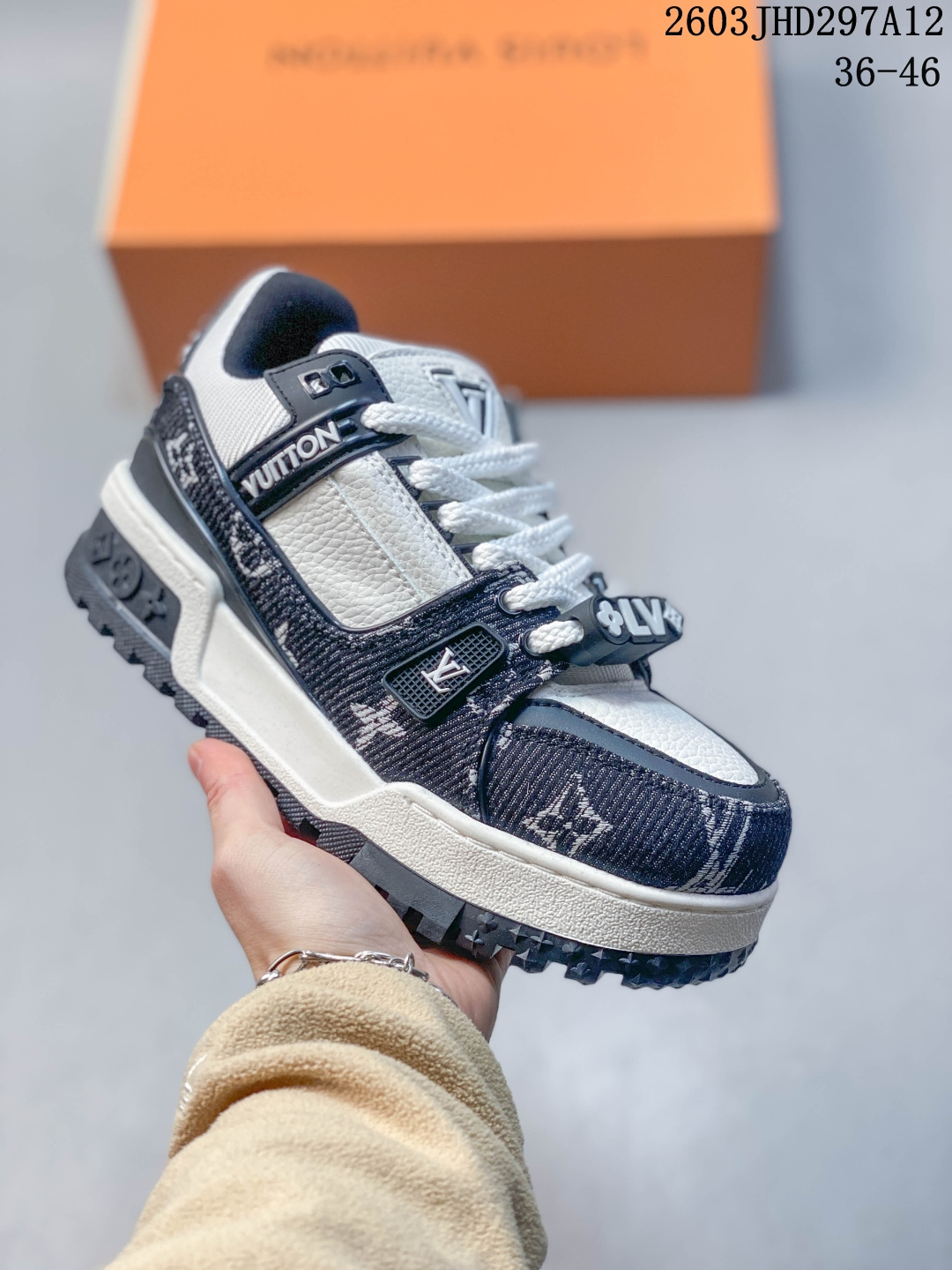 【帝王版】LV小胖丁 路易威登 Louis Vuitton LV路易威登板鞋 时尚运动鞋潮厚底增高男女鞋.舒适防滑底和百搭性霸屏整个时尚娱乐圈,细节调整完美主义!采用柔软皮革帆布拼接鞋面,独家开模大底, 侧边采用3D打印标志性Logo 尽显贵族时尚气息,配带正品全套包装.全新LV路易威登Louis vuitton Trainer Sneaker Low 休闲运动文化百搭板鞋. 类型:男女鞋 JHD297A12