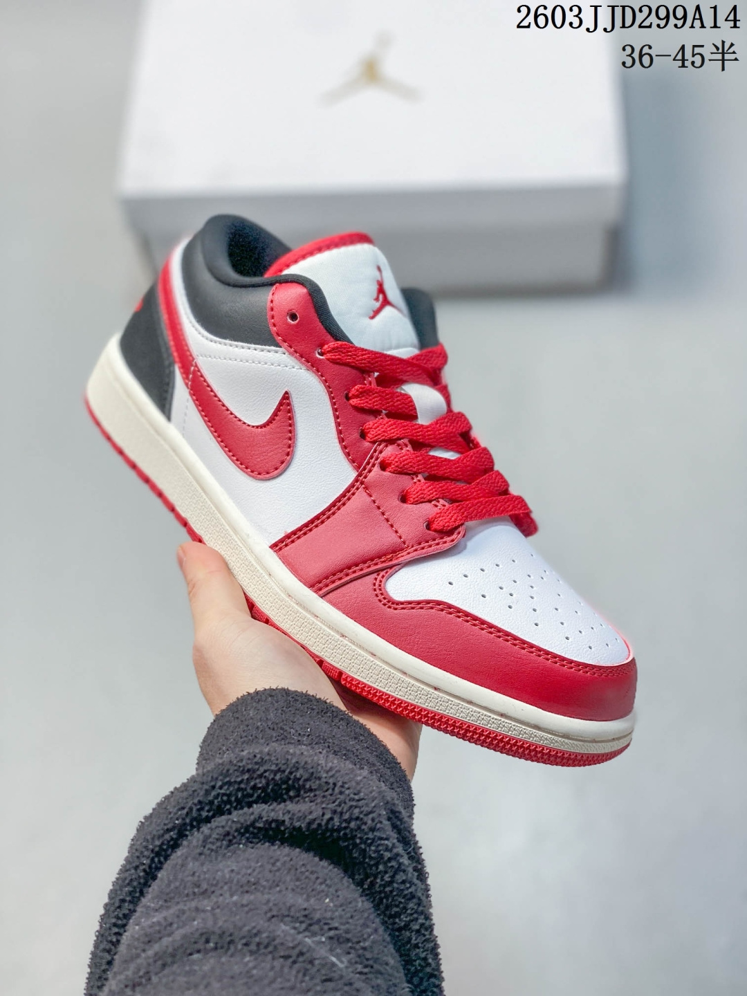 Air Jordan 1 Low "Sail Lgloo" 低帮 米白绿 AJ1 乔丹1代 aj1 乔1 低邦 米白蒂芙尼 男女同款 乔丹篮球鞋系列 正值Air Jordan 1系列问世40周年之际,Jordan Brand不断推出新颖别致的设计,为该系列再添光彩;采用简约而不失格调的设计,这款球鞋以清爽的白色皮革为基底,搭配米白色皮革框架覆盖层,鞋身两侧Swoosh Logo采用柔和淡雅的冰绿色点缀,整体颜值在线;鞋舌上Jumpcman Logo和后跟Wings Logo标志均以这种柔和的冰绿色呈现,为整体增添了一抹雅致;同时,帆白配色的中底更是将复古韵味与现代风尚完美融合,最后再以冰绿色橡胶外底完善整体设计收尾. 货号:DC0774-606HL611400106 B 03JJD299A14