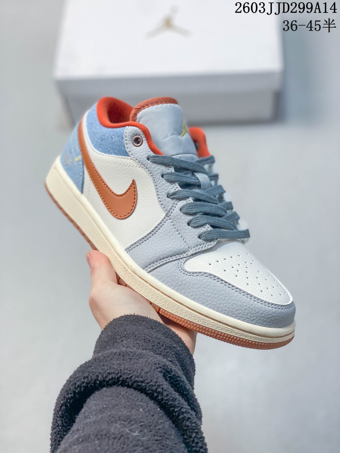 Air Jordan 1 Low "Sail Lgloo" 低帮 米白绿 AJ1 乔丹1代 aj1 乔1 低邦 米白蒂芙尼 男女同款 乔丹篮球鞋系列 正值Air Jordan 1系列问世40周年之际,Jordan Brand不断推出新颖别致的设计,为该系列再添光彩;采用简约而不失格调的设计,这款球鞋以清爽的白色皮革为基底,搭配米白色皮革框架覆盖层,鞋身两侧Swoosh Logo采用柔和淡雅的冰绿色点缀,整体颜值在线;鞋舌上Jumpcman Logo和后跟Wings Logo标志均以这种柔和的冰绿色呈现,为整体增添了一抹雅致;同时,帆白配色的中底更是将复古韵味与现代风尚完美融合,最后再以冰绿色橡胶外底完善整体设计收尾. 货号:DC0774-606HL611400106 B 03JJD299A14