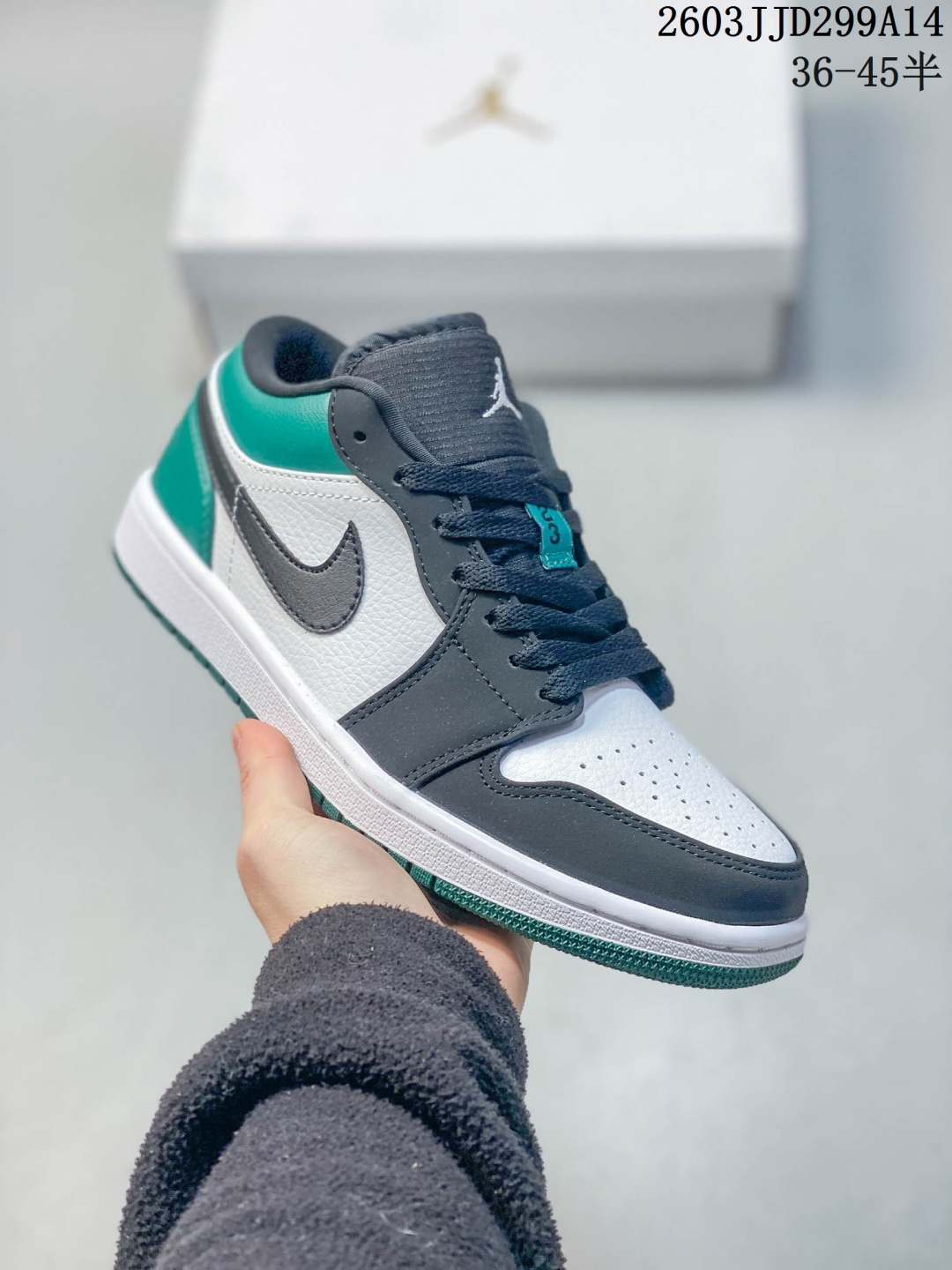 Air Jordan 1 Low "Sail Lgloo" 低帮 米白绿 AJ1 乔丹1代 aj1 乔1 低邦 米白蒂芙尼 男女同款 乔丹篮球鞋系列 正值Air Jordan 1系列问世40周年之际,Jordan Brand不断推出新颖别致的设计,为该系列再添光彩;采用简约而不失格调的设计,这款球鞋以清爽的白色皮革为基底,搭配米白色皮革框架覆盖层,鞋身两侧Swoosh Logo采用柔和淡雅的冰绿色点缀,整体颜值在线;鞋舌上Jumpcman Logo和后跟Wings Logo标志均以这种柔和的冰绿色呈现,为整体增添了一抹雅致;同时,帆白配色的中底更是将复古韵味与现代风尚完美融合,最后再以冰绿色橡胶外底完善整体设计收尾. 货号:DC0774-606HL611400106 B 03JJD299A14