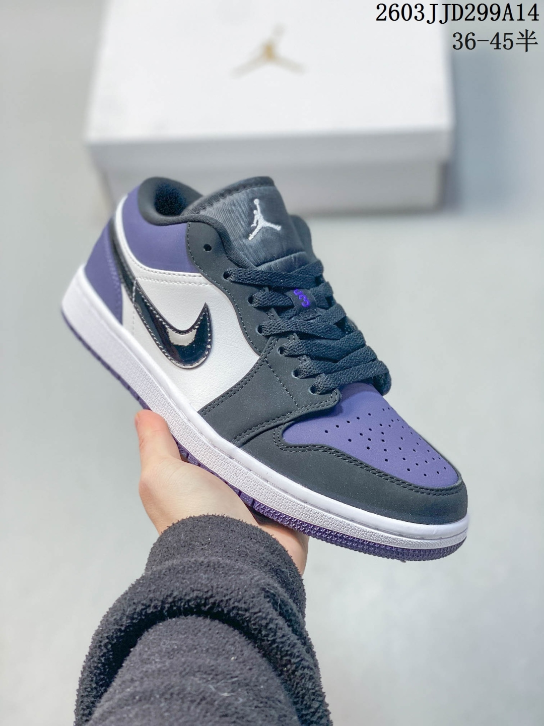 Air Jordan 1 Low "Sail Lgloo" 低帮 米白绿 AJ1 乔丹1代 aj1 乔1 低邦 米白蒂芙尼 男女同款 乔丹篮球鞋系列 正值Air Jordan 1系列问世40周年之际,Jordan Brand不断推出新颖别致的设计,为该系列再添光彩;采用简约而不失格调的设计,这款球鞋以清爽的白色皮革为基底,搭配米白色皮革框架覆盖层,鞋身两侧Swoosh Logo采用柔和淡雅的冰绿色点缀,整体颜值在线;鞋舌上Jumpcman Logo和后跟Wings Logo标志均以这种柔和的冰绿色呈现,为整体增添了一抹雅致;同时,帆白配色的中底更是将复古韵味与现代风尚完美融合,最后再以冰绿色橡胶外底完善整体设计收尾. 货号:DC0774-606HL611400106 B 03JJD299A14