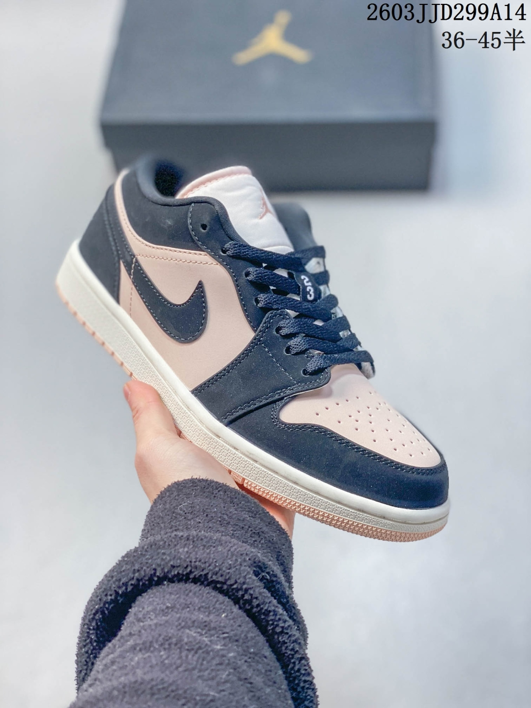 Air Jordan 1 Low "Sail Lgloo" 低帮 米白绿 AJ1 乔丹1代 aj1 乔1 低邦 米白蒂芙尼 男女同款 乔丹篮球鞋系列 正值Air Jordan 1系列问世40周年之际,Jordan Brand不断推出新颖别致的设计,为该系列再添光彩;采用简约而不失格调的设计,这款球鞋以清爽的白色皮革为基底,搭配米白色皮革框架覆盖层,鞋身两侧Swoosh Logo采用柔和淡雅的冰绿色点缀,整体颜值在线;鞋舌上Jumpcman Logo和后跟Wings Logo标志均以这种柔和的冰绿色呈现,为整体增添了一抹雅致;同时,帆白配色的中底更是将复古韵味与现代风尚完美融合,最后再以冰绿色橡胶外底完善整体设计收尾. 货号:DC0774-606HL611400106 B 03JJD299A14