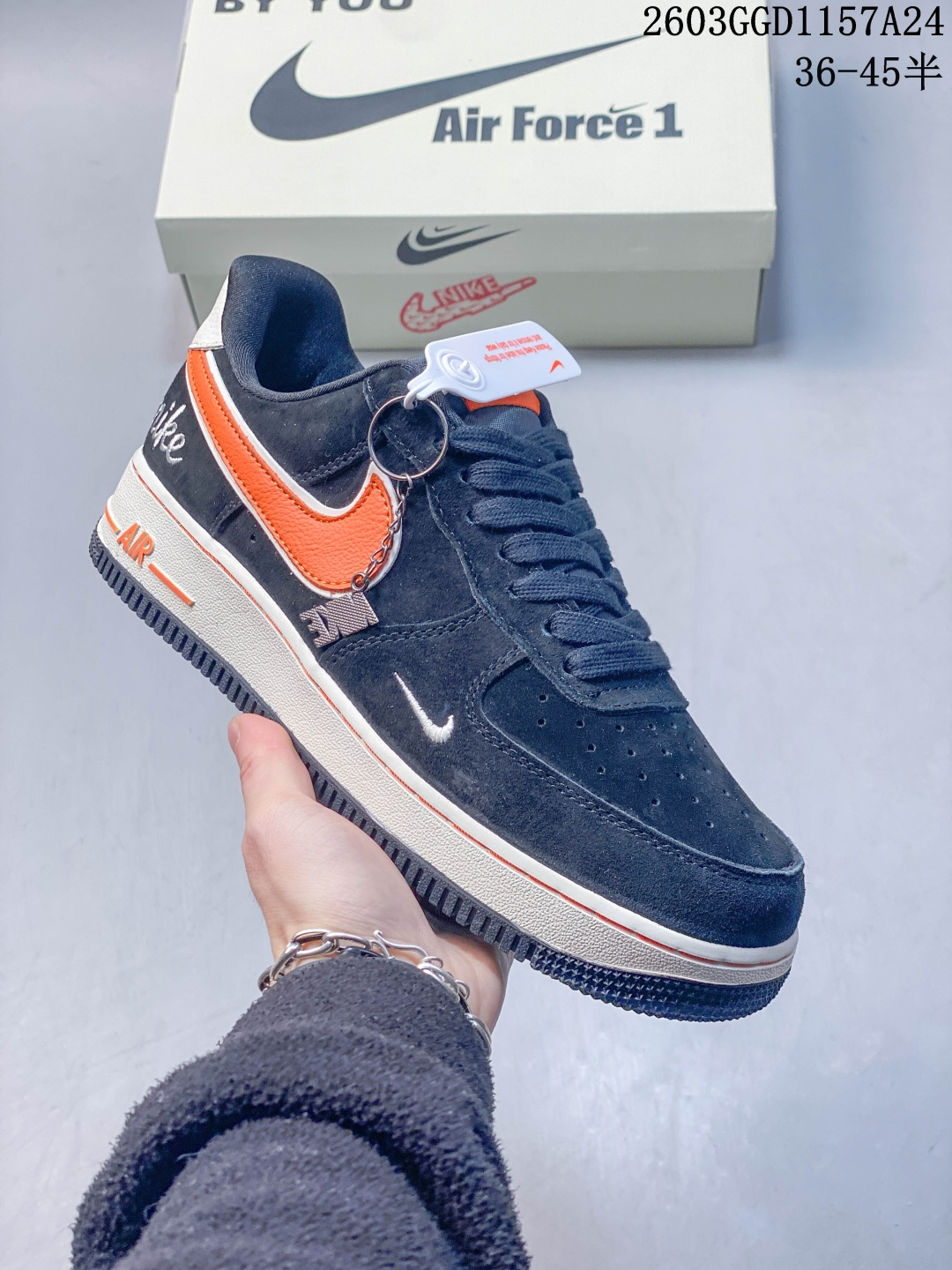 经典Air Force 1鞋型 "黑橙潮步"- 翻毛皮质感+撞色Swoosh,低调又有层次,黄皮上脚显白到发光✨ - 全掌Air缓震+防滑橡胶底,通勤、逛街、滑板都能打 - 经典AF1鞋型修饰脚型,宽脚/胖脚也能轻松驾驭 马年穿这双,复古潮流两不误,氛围感直接拿捏🤌 货号:FV3694-107 半 303GGD1157A24