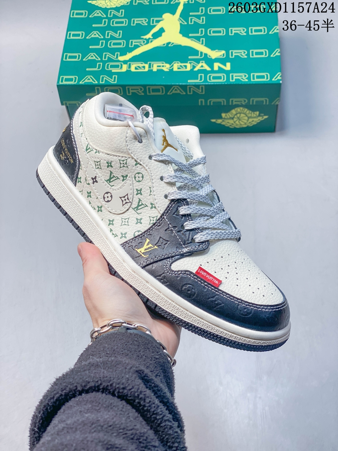 奢华联名 潮力拉满 AIR JORDAN 1 这款AJ1与LV联名款,将经典篮球基因与奢侈老花元素完美融合,黑白撞色自带高级感,鞋身满印LV老花图案彰显格调,后跟与鞋侧烫金标识细节拉满,附赠的金属挂饰更是点睛之笔,既保留了AJ1的复古运动感,又注入了奢侈品的精致质感,无论是日常出街还是潮流搭配都能轻松驾驭,脚感舒适包裹性强,兼顾颜值与实用性,是潮人鞋柜必入的个性单品. 货号:QL1988-006 GXD1157A24