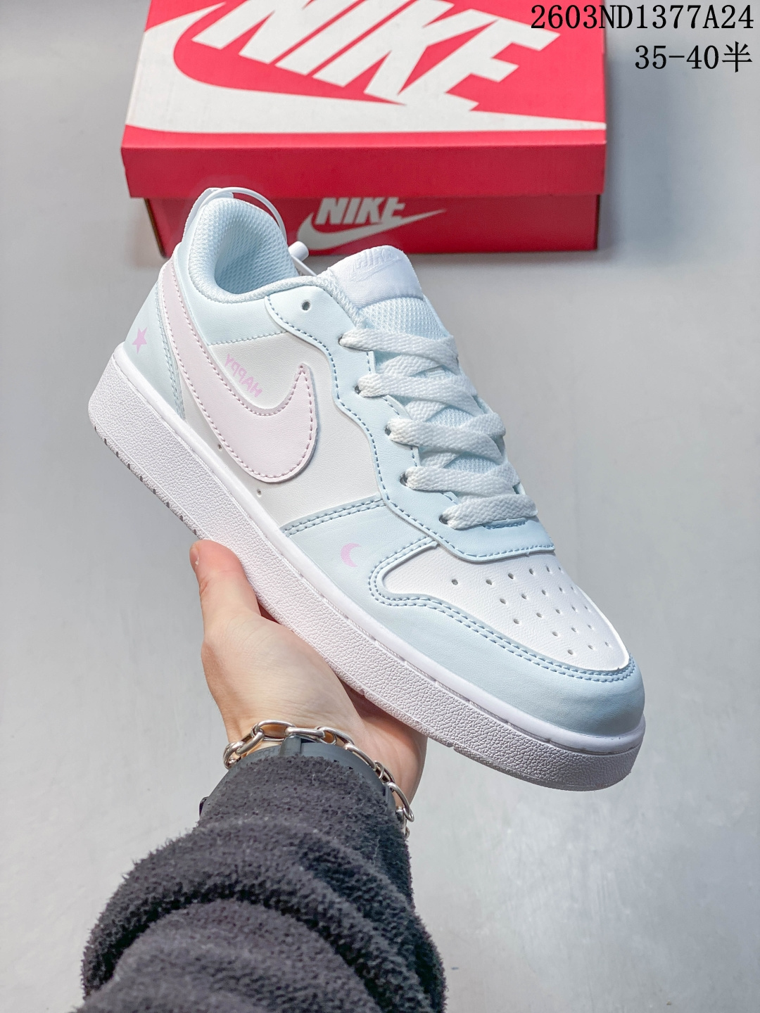 耐克(NIKE)女子运动鞋 COURT BOROUGH LOW 小空军低帮板鞋.1.其皮革材质的鞋面结合网眼鞋舌,在出众外观与质感的同时提供稳固支撑,并且提升透气性.弹力鞋垫,耐穿舒适,增加缓震性能.2.耐克COURT也是耐克性价比比较高的鞋款,COURT鞋型很像AJ1LOW,鞋底很像AF1,当然还是有差别的,毕竟产品用料,定位都不一样,性价比来说还是不错的选择.3.这款鞋子加上外底采用扭转点设计,流畅启停,灵活抓地;鞋身有着耐克logo标志,展现品牌价值. 类型:女鞋 货号:BQ5448-100 含半码 03ND1377A24