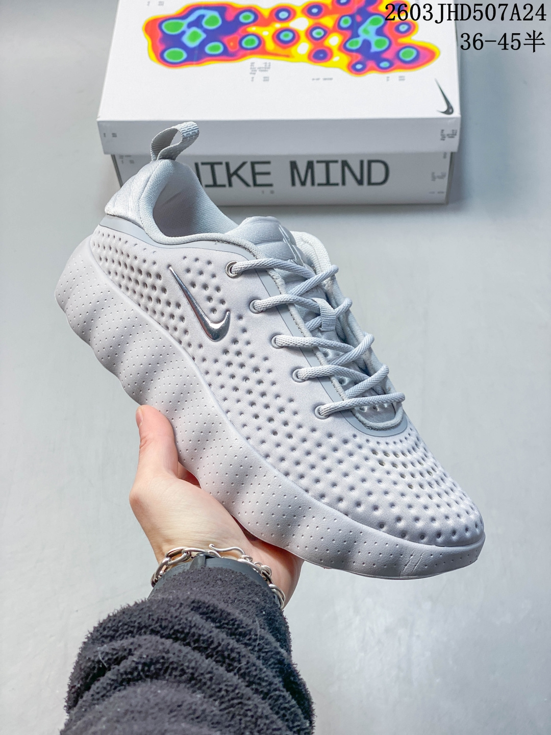 W NIKE MIND 002 黑科技足底按摩舒适贴合训练鞋 正确组合大底 唯一1:1还原 正确版出货 该系列首作 Mind 001 从神经科学中汲取灵感,打造出一款不仅外观独特,更能为穿着者带来别样感知体验的球鞋,此次新作将继续延续此核心方向.历时十年打磨的 Mind 系列,承载着 Nike 对未来鞋款的愿景呈现.系列中的每双鞋,外底均由 22 个独立泡沫结节构成,旨在模拟赤足般的体验.这些结节通过与足底感官感受器的相互作用,从而促进人体的自然步态 货号:HQ4310 200 03JHD507A27