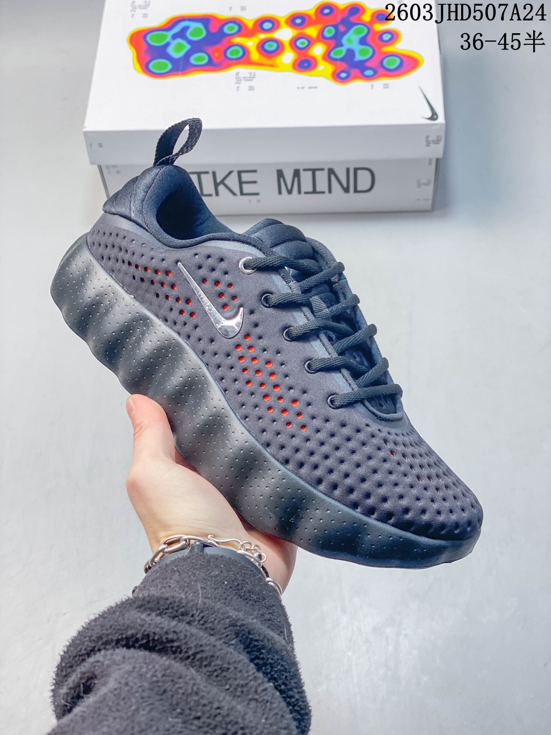 W NIKE MIND 002 黑科技足底按摩舒适贴合训练鞋 正确组合大底 唯一1:1还原 正确版出货 该系列首作 Mind 001 从神经科学中汲取灵感,打造出一款不仅外观独特,更能为穿着者带来别样感知体验的球鞋,此次新作将继续延续此核心方向.历时十年打磨的 Mind 系列,承载着 Nike 对未来鞋款的愿景呈现.系列中的每双鞋,外底均由 22 个独立泡沫结节构成,旨在模拟赤足般的体验.这些结节通过与足底感官感受器的相互作用,从而促进人体的自然步态 货号:HQ4310 200 03JHD507A27
