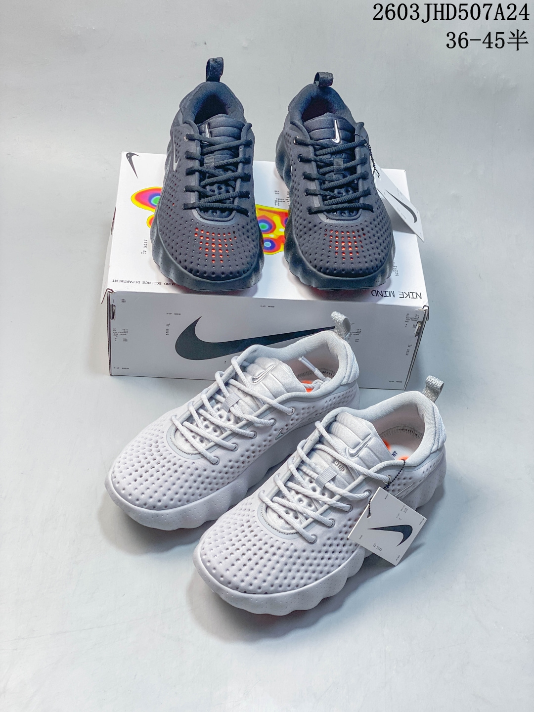 W NIKE MIND 002 黑科技足底按摩舒适贴合训练鞋 正确组合大底 唯一1:1还原 正确版出货 该系列首作 Mind 001 从神经科学中汲取灵感,打造出一款不仅外观独特,更能为穿着者带来别样感知体验的球鞋,此次新作将继续延续此核心方向.历时十年打磨的 Mind 系列,承载着 Nike 对未来鞋款的愿景呈现.系列中的每双鞋,外底均由 22 个独立泡沫结节构成,旨在模拟赤足般的体验.这些结节通过与足底感官感受器的相互作用,从而促进人体的自然步态 货号:HQ4310 200 03JHD507A27