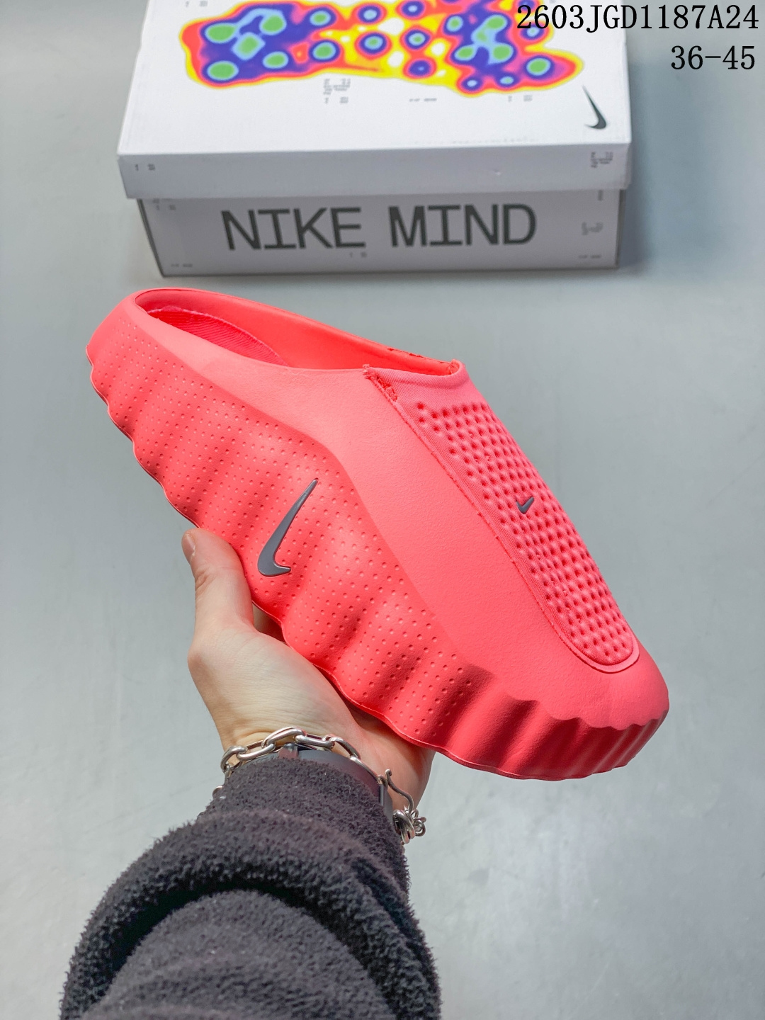 耐克 Nike Mind 001 耐克一脚蹬赛前包头恢复拖鞋 舒适柔软贴合包头拖鞋潮流柔软缓震户外跑步休闲鞋 HQ4307-600Nike把神经科技与潮流美学第一次写进同一双鞋——Mind 001自带按摩功效,鞋身‌:采用柔软的发泡材料,侧面有亮银色Swoosh标志和波浪纹理,鞋跟处印有“Nike”和“Mind”金属标识.‌‌‌‌鞋底‌:由‌数百个贯穿中底的小型橡胶柱构成‌,直接与脚垫接触,提供物理刺激.‌‌‌鞋子很轻,穿起来确实还行,鞋型很OK搭配起来也比大多数拖鞋帅#NikeMind #新年买新鞋 #今日份宝藏百搭拖鞋 #Nike潮流拖鞋开箱 #nike新品好物 货号: HQ4307 JGD1187A24