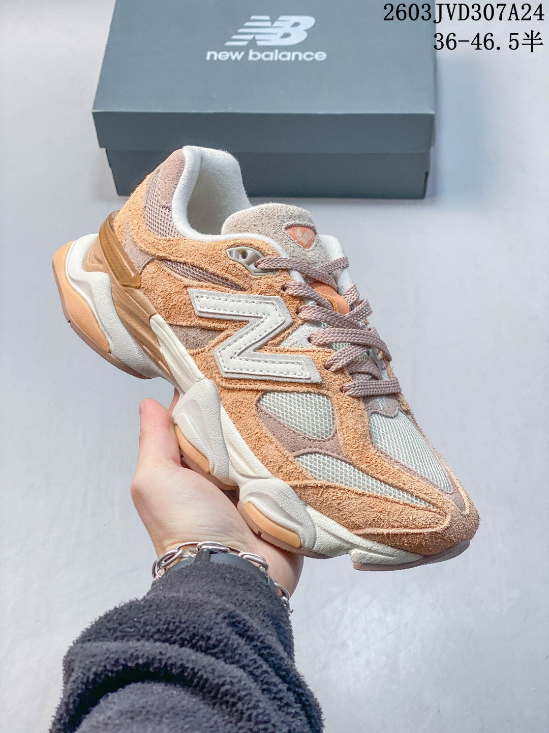 公司级 NB 新百伦 New Balance NB9060小象蹄男女款9060舒适百搭老爹鞋.全新 9060 款式将经典风格与现代设计融合到日常多功能性中. 9060 重新诠释了源自经典 99X 型号的熟悉元素,其灵感来自于 Y2K 时代的未来主义和美学. 鞋面在990 的基础中进行了扩展和使用,以提供可见的运动感,中底采用 ABZORB 和 SBS 熟悉的缓震平台以提供舒适感. 货号:U9060FGN 编码:D23340314 B 03JVD307A24