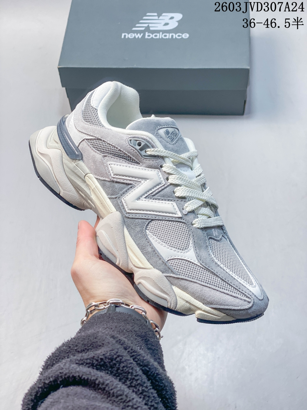 公司级 NB 新百伦 New Balance NB9060小象蹄男女款9060舒适百搭老爹鞋.全新 9060 款式将经典风格与现代设计融合到日常多功能性中. 9060 重新诠释了源自经典 99X 型号的熟悉元素,其灵感来自于 Y2K 时代的未来主义和美学. 鞋面在990 的基础中进行了扩展和使用,以提供可见的运动感,中底采用 ABZORB 和 SBS 熟悉的缓震平台以提供舒适感. 货号:U9060FGN 编码:D23340314 B 03JVD307A24