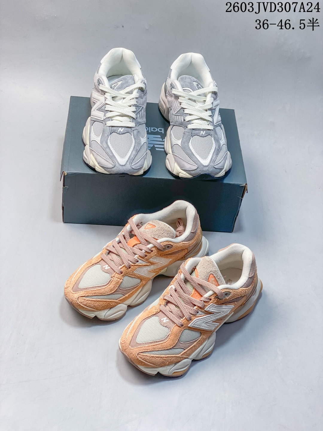 公司级 NB 新百伦 New Balance NB9060小象蹄男女款9060舒适百搭老爹鞋.全新 9060 款式将经典风格与现代设计融合到日常多功能性中. 9060 重新诠释了源自经典 99X 型号的熟悉元素,其灵感来自于 Y2K 时代的未来主义和美学. 鞋面在990 的基础中进行了扩展和使用,以提供可见的运动感,中底采用 ABZORB 和 SBS 熟悉的缓震平台以提供舒适感. 货号:U9060FGN 编码:D23340314 B 03JVD307A24
