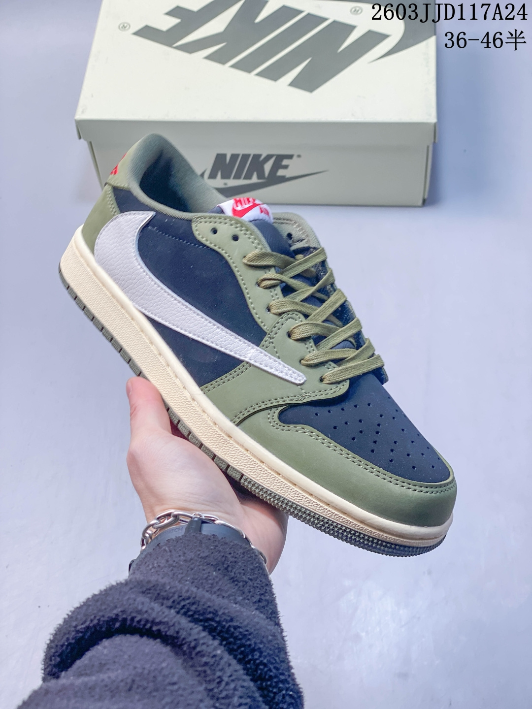 Travis Scott x Air Jordan 1 Low Golf 低帮 高尔夫棕白 AJ1 乔丹1代 aj1 sB乔1 低邦 高尔夫绿白黑 乔丹篮球鞋系列 鞋采用优质麂皮、皮革与网眼共同打造出标志型鞋身轮廓,在设计上十分讲究,同时注入「Neutral Olive」橄榄绿配色作为基底,外加白色覆盖层,侧身加缀有黑色倒钩Swoosh,个性满满,鞋舌上还点缀有浅柠檬色Jumpman Golf Logo最后以白色中底与橄榄绿大底完成收尾设计. 货号:FZ3124-200 JJD117A24