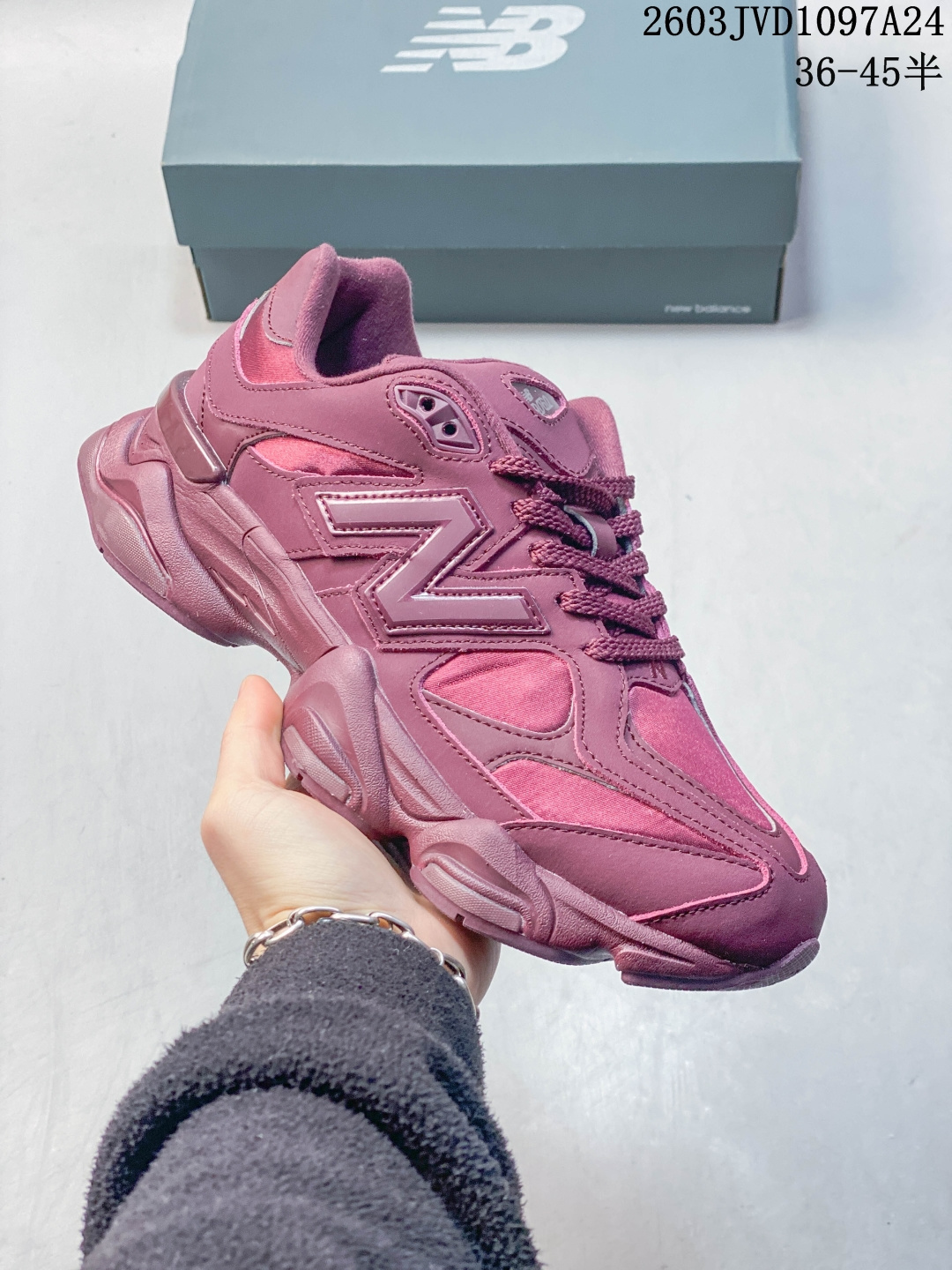 公司级✅New Balance 9060系列 新百伦 复古休闲运动慢跑鞋 鞋面大身由空间双格及磨砂鞋面拼接而生 采用大面积网眼以及麂皮材质覆盖鞋身 还原经典气质 搭载ABZORB避震科技 由泡沫聚酯制成 上脚可以有效减少由鞋底反弹对身体及双腿的冲击力 货号:U9060ZSC ID:HL141700325 B.03JVD1097A24