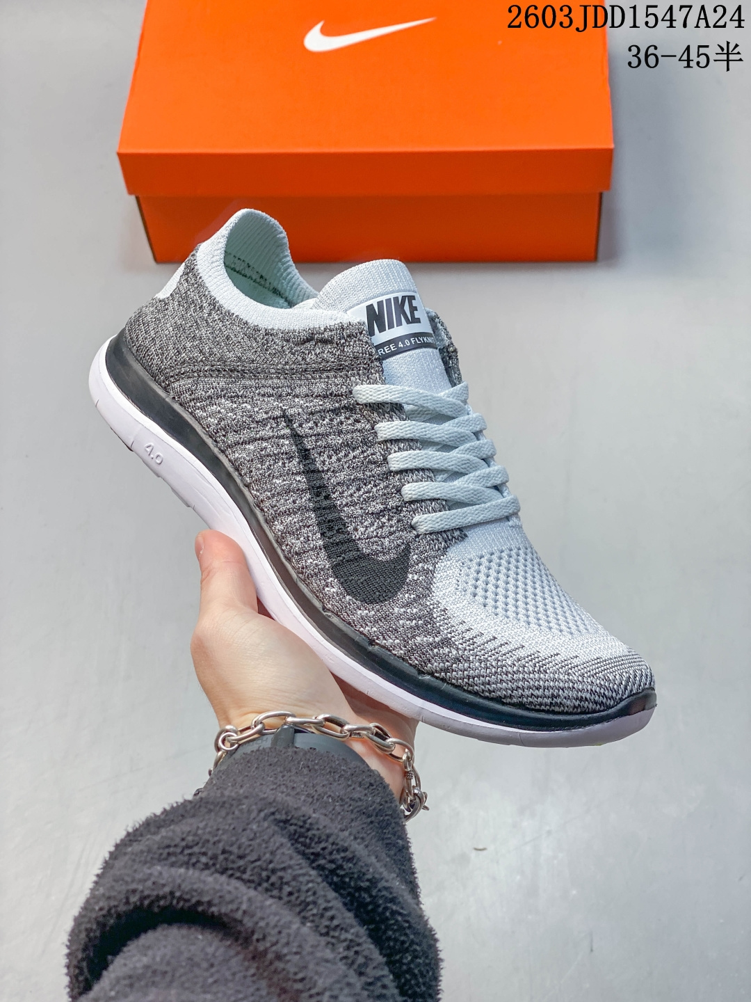 耐克/Nike Free 4.0 Flyknit 赤足4.0 轻跑鞋 质感新焕升级 专为短打跑造 鞋如面袜般子柔贴软合 结合性弹沙线 赋双予足众出的紧包密覆效果 货号:631050-100 JDD1547A24