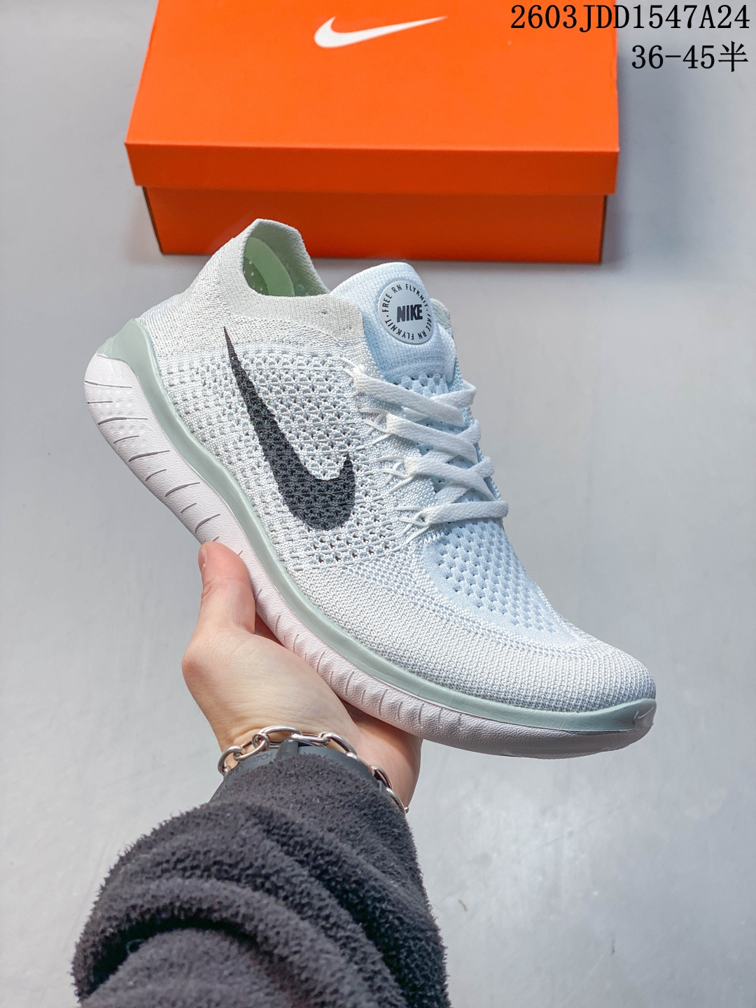 耐克/Nike Free 4.0 Flyknit 赤足4.0 轻跑鞋 质感新焕升级 专为短打跑造 鞋如面袜般子柔贴软合 结合性弹沙线 赋双予足众出的紧包密覆效果 货号:631050-100 JDD1547A24