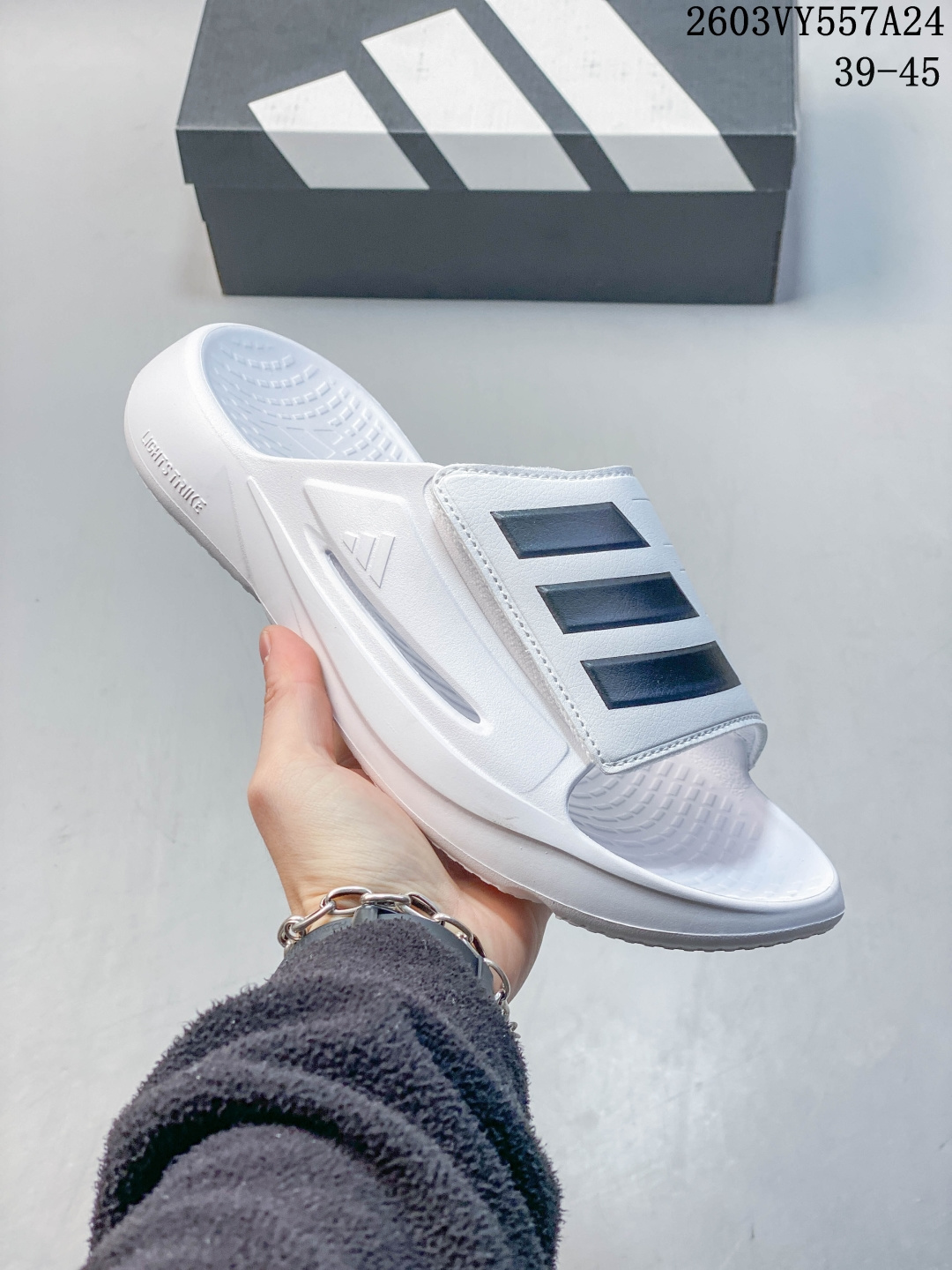 简介:Adidas 阿迪达斯男鞋 LIGHTBLAZE SLIDESP 运动休闲JS3586摩登舒适拖鞋,配有模制鞋床和可调节束带 百搭防滑防磨厚底一字 黑色/白色 运动舒缓休闲拖鞋 中性轻运动 新品 搭载Lightstrike中底科技,脚感自在,适合旅途中穿着.合成鞋面配有可调节的束带,助你随心调节松紧,而织物衬里则为脚下带来惬意感受.此外还有合成外底为摩登设计添上点睛之笔,为你带来所需的扎实脚感.• 常规版型• 套入式设计• 合成鞋面• 织物衬里• Lightstrike中底科技• 合成外底,打工人摸鱼神器!这双拖鞋办公室也能穿✔️ 货号: JS3588 VY557A24