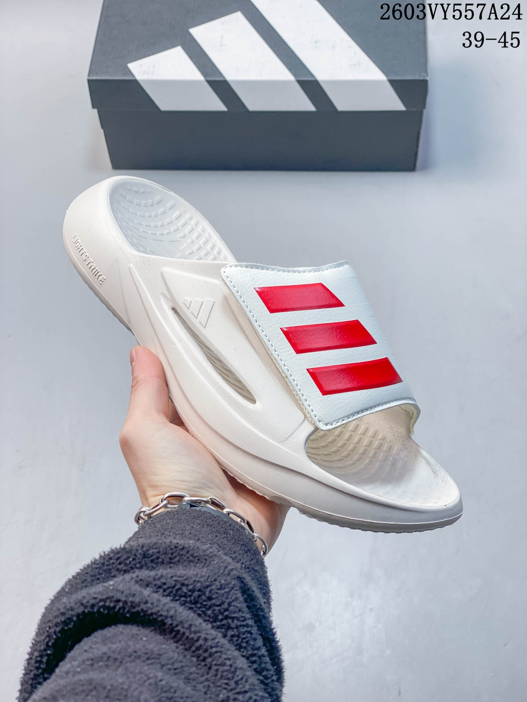 简介:Adidas 阿迪达斯男鞋 LIGHTBLAZE SLIDESP 运动休闲JS3586摩登舒适拖鞋,配有模制鞋床和可调节束带 百搭防滑防磨厚底一字 黑色/白色 运动舒缓休闲拖鞋 中性轻运动 新品 搭载Lightstrike中底科技,脚感自在,适合旅途中穿着.合成鞋面配有可调节的束带,助你随心调节松紧,而织物衬里则为脚下带来惬意感受.此外还有合成外底为摩登设计添上点睛之笔,为你带来所需的扎实脚感.• 常规版型• 套入式设计• 合成鞋面• 织物衬里• Lightstrike中底科技• 合成外底,打工人摸鱼神器!这双拖鞋办公室也能穿✔️ 货号: JS3588 VY557A24