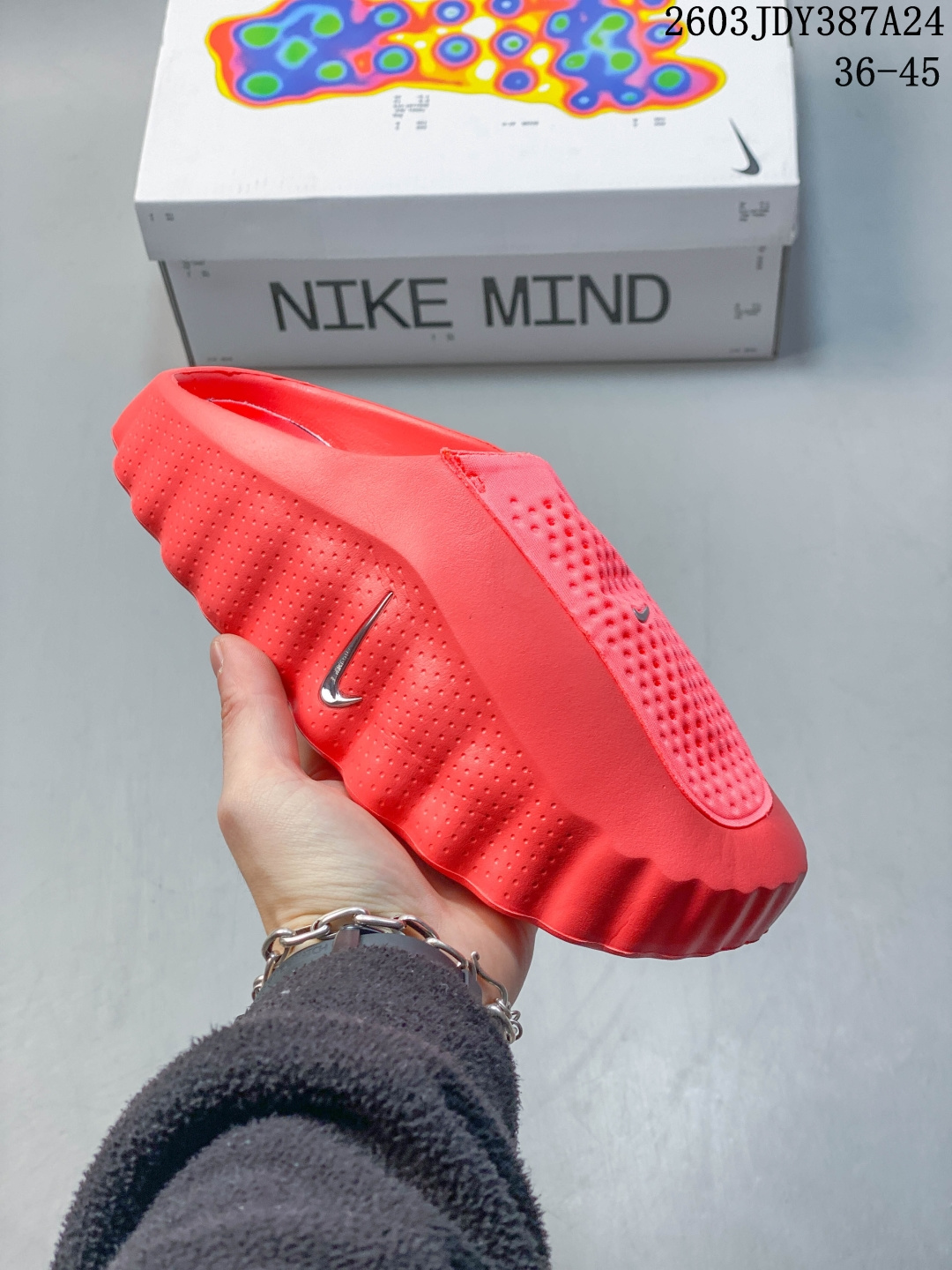 耐克 Nike Mind 001 耐克一脚蹬赛前包头恢复拖鞋 舒适柔软贴合包头拖鞋潮流柔软缓震户外跑步休闲鞋 HQ4307-600Nike把神经科技与潮流美学第一次写进同一双鞋——Mind 001自带按摩功效,鞋身‌:采用柔软的发泡材料,侧面有亮银色Swoosh标志和波浪纹理,鞋跟处印有“Nike”和“Mind”金属标识.‌‌‌‌鞋底‌:由‌数百个贯穿中底的小型橡胶柱构成‌,直接与脚垫接触,提供物理刺激.‌‌‌鞋子很轻,穿起来确实还行,鞋型很OK搭配起来也比大多数拖鞋帅#NikeMind #新年买新鞋 #今日份宝藏百搭拖鞋 #Nike潮流拖鞋开箱 #nike新品好物 货号: HQ4307 600 JDY387A24