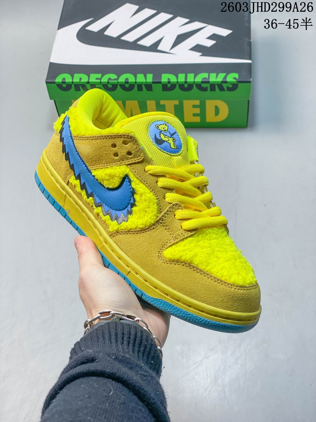NIKE DUNK SB LOW 配色 SB顾名思义，具有经典的Dunk血缘，又注入了更多的时尚元素。相较于普通的Dunk滑板鞋，改良版的Dunk SB加厚了鞋舌的填充，使舒适性大大提升，同时也更方便穿脱；中底部分则加入了脚感柔软舒适Zoom Air气垫，有效吸收滑板等极限运动在落地时带来的冲击力，为街头运动者们提供更好的保护 货号：DM0774 111 尺码：36 36.5 37.5 38 38.5 39 40 40.5 41 42 42.5 43 44 45 HL371300327 Size:36～45B 03JHD299A26 image 1
