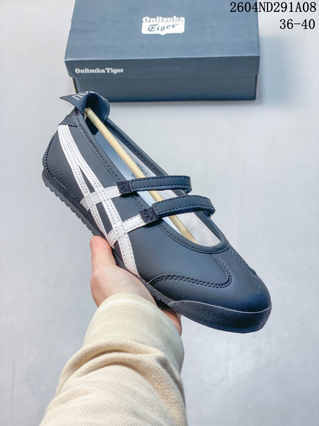 ASICS 鬼塚虎 Onitsuka Tiger MEXICO 66 TGRS 玛丽珍芭蕾舞跑步鞋ONITSUKA TIGER鬼塚虎 MEXICO 66 TGRS 百搭玛丽珍 防滑透气轻便 低帮 生活休闲鞋，重新定义复古美学，Onitsuka Tiger 鬼塚虎推出芭蕾运动鞋款式以品牌经典鞋款 MEXICO 66 为基础，融合芭蕾舞鞋型之复古优雅，为经典注入了崭新风格，打造出时尚和贯穿性兼具的鞋款。MEXICO 66 TGRS 复刻了 MEXICO 66 的复古之风，灵感源自芭蕾舞鞋，侧边虎爪纹以浪漫的皮革滾边蕾丝来展现，双鞋帶也同样如此，增添了优雅柔美氛围及视觉效果，鞋款后跟保留了标志性的交叉设计和翻片，鞋底仍保有稳定贴合度，令穿'着更加轻盈舒适。 04ND291A08 image 1