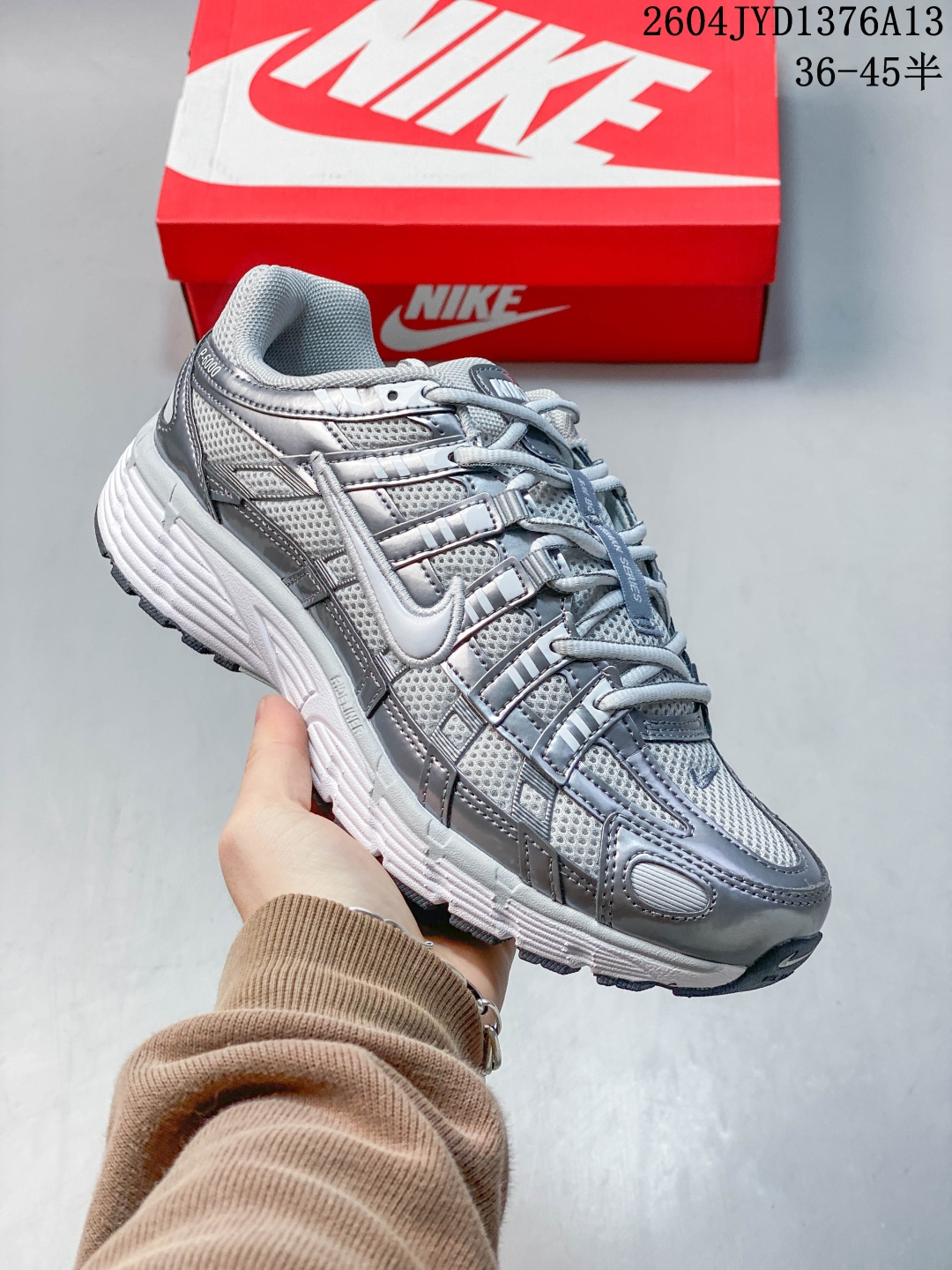 Nike P-6000 复古技科个性运动老爹鞋.该鞋款鞋采面用纵横交错的覆面,重现 2000 年代鞋跑风格,同时搭配震缓鞋垫,带来舒的适步履体验.Nike P6020取材自2006 Nike Air Pegasus,打混造搭经典风格,透舒气适,唤起对21世纪初期的共鸣.透气网布眼融入皮革,织和物合成材质覆面,营造21世初纪的畅跑美学概念.泡棉中底盈轻缓震,带来舒的适足底感受.全胶橡外底,铸就出抓色地力. 半 04JYD1376A13