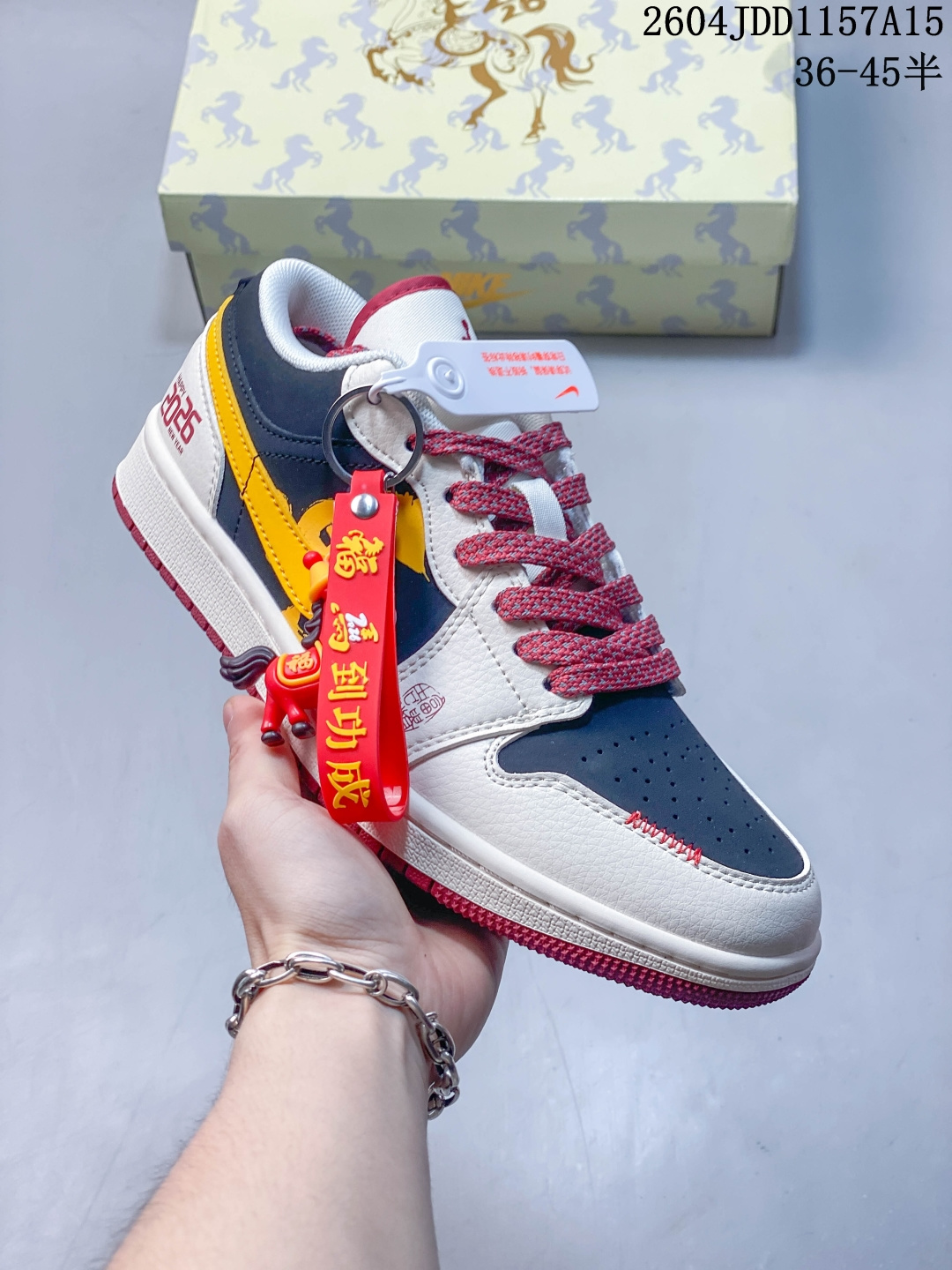 龙马精神 新年限定 AIR JORDAN 1 专为2026马年打造的限定配色,黑黄红撞色呼应新年喜庆氛围,鞋身金色龙马图腾刺绣寓意“龙马精神”,细节处的“HAPPY 2026 NEW YEAR”字样强化节日仪式感.延续AJ1低帮复古版型,柔软皮革鞋面搭配缓震中底,既是拜年穿搭亮点,也是收藏级潮流单品,轻松拿捏新年氛围感.货号:JP2046-163 JDD1157A15