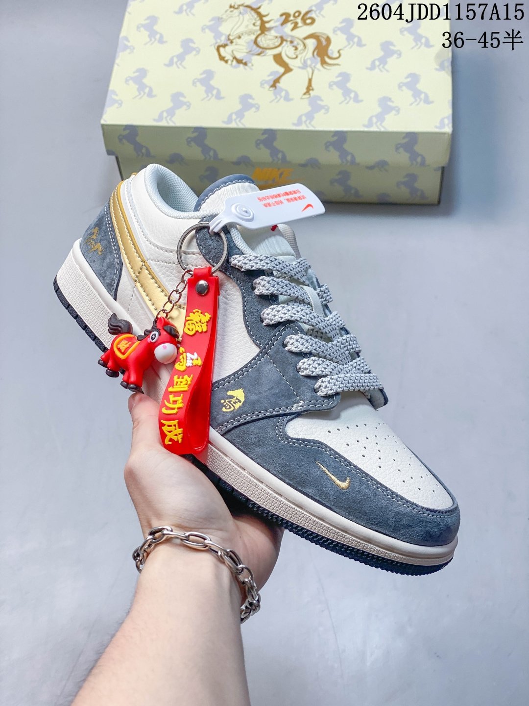 龙马精神 新年限定 AIR JORDAN 1 专为2026马年打造的限定配色,黑黄红撞色呼应新年喜庆氛围,鞋身金色龙马图腾刺绣寓意“龙马精神”,细节处的“HAPPY 2026 NEW YEAR”字样强化节日仪式感.延续AJ1低帮复古版型,柔软皮革鞋面搭配缓震中底,既是拜年穿搭亮点,也是收藏级潮流单品,轻松拿捏新年氛围感.货号:JP2046-163 JDD1157A15